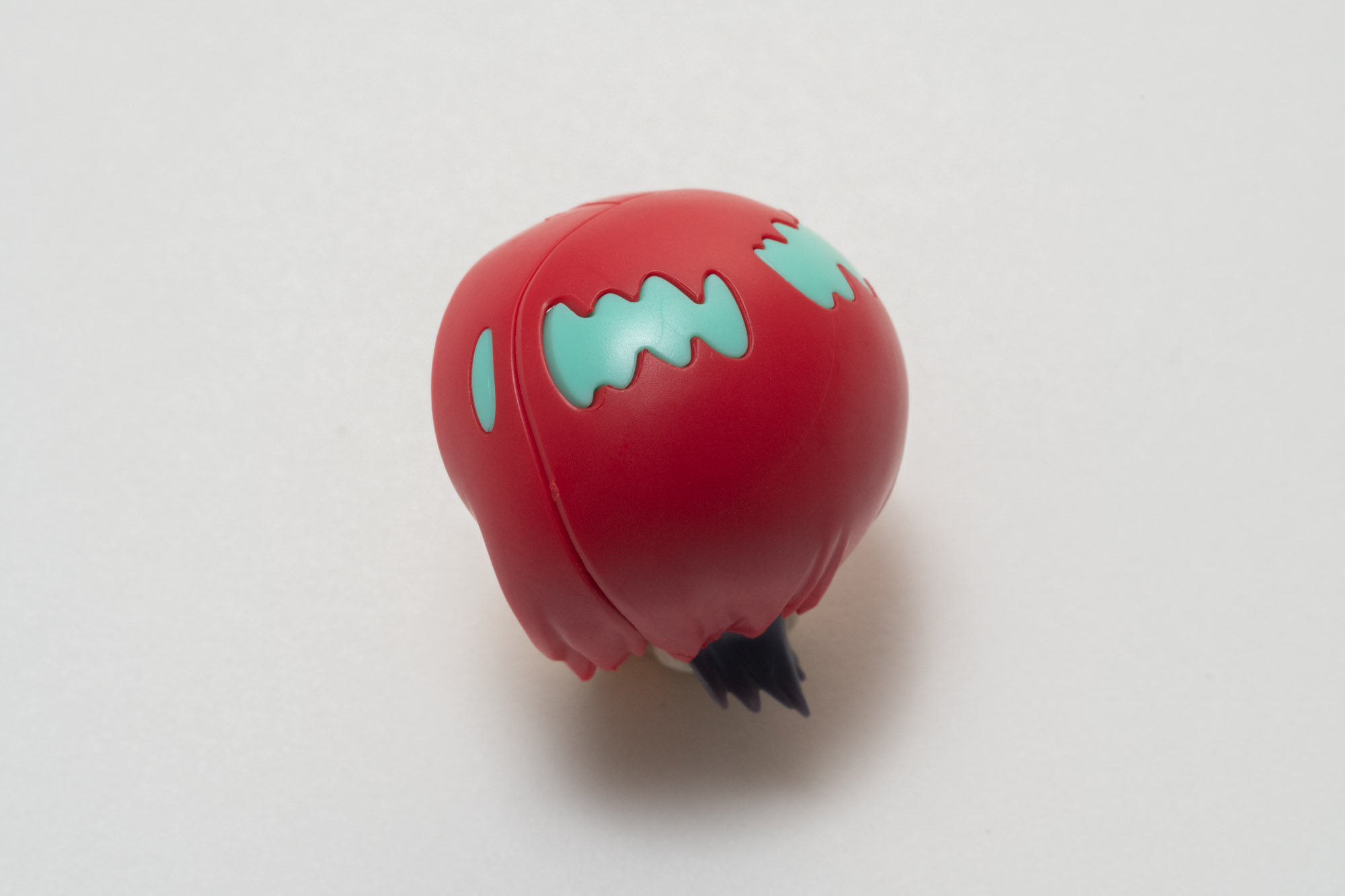 後頭部には色の違う襟足も再現されている。