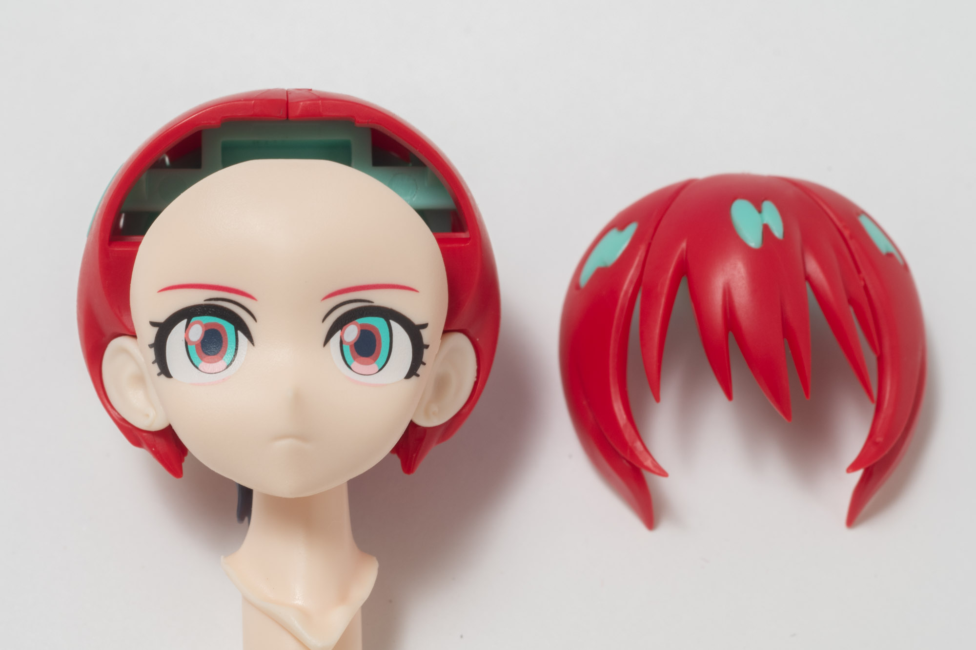 この状態で表情の違う顔面パーツを組み換えれば任意の顔にすることができる。