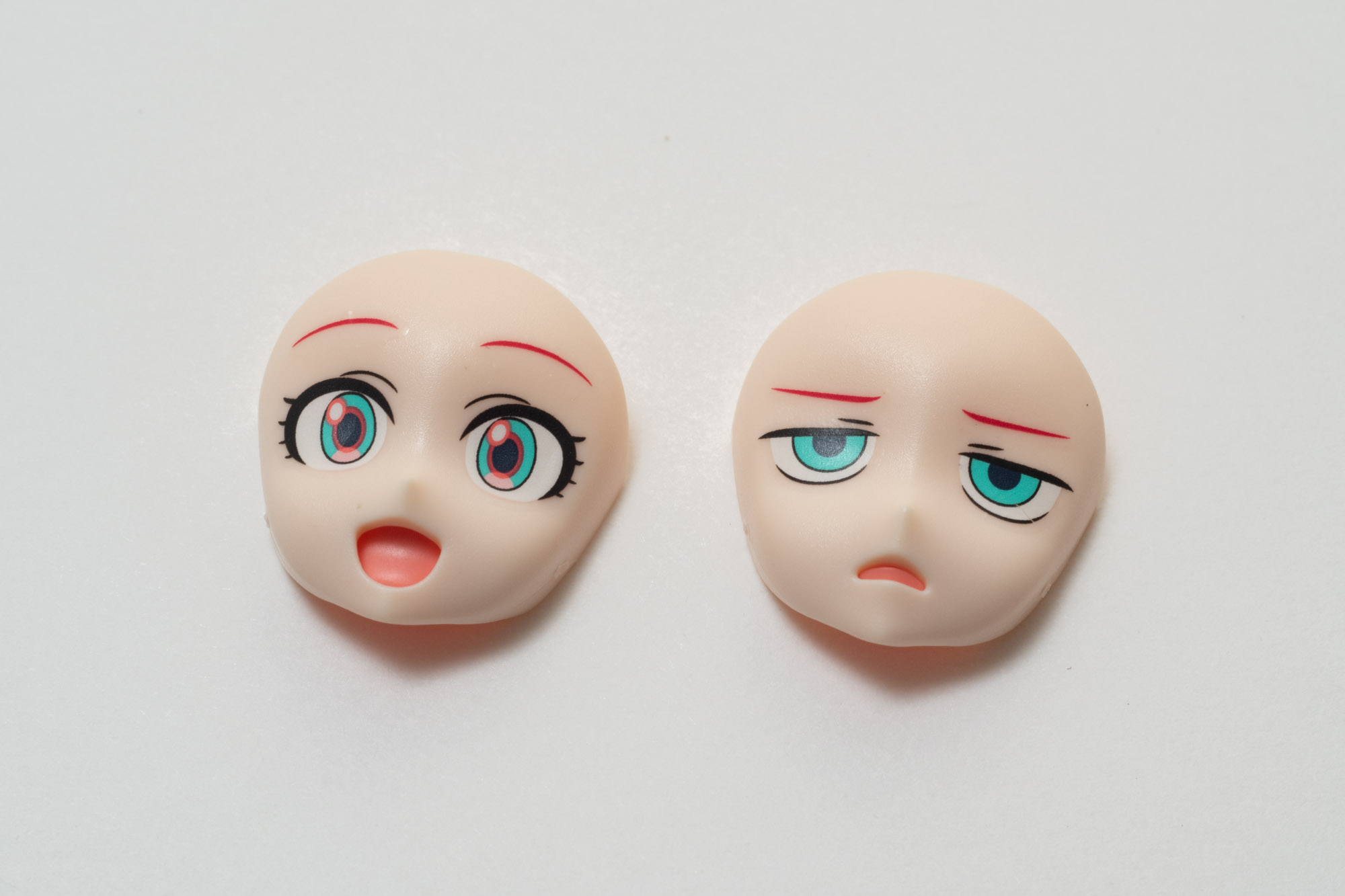 2枚の顔面パーツがあるのでそれぞれシールを貼ってみた。ジト目がいい感じ。