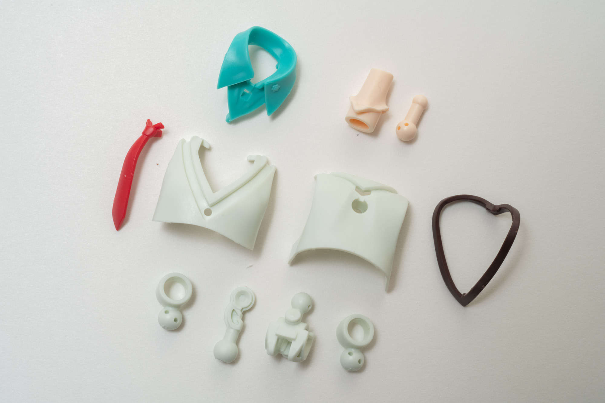 次に胸部を組んでいく。カーディガンを着用した制服パターンの全景。ネクタイが本来は短いものになっているので注意。