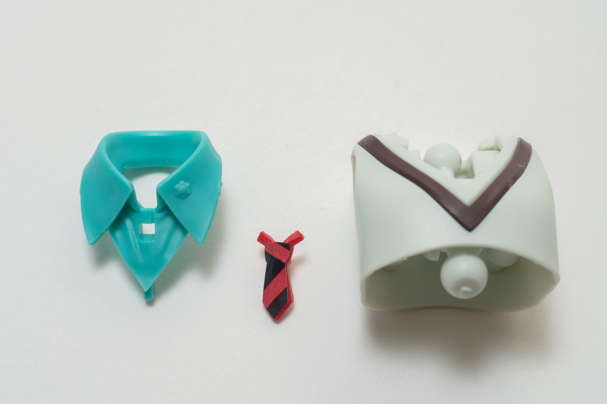 襟元のハイバリー高校の校章までしっかり再現