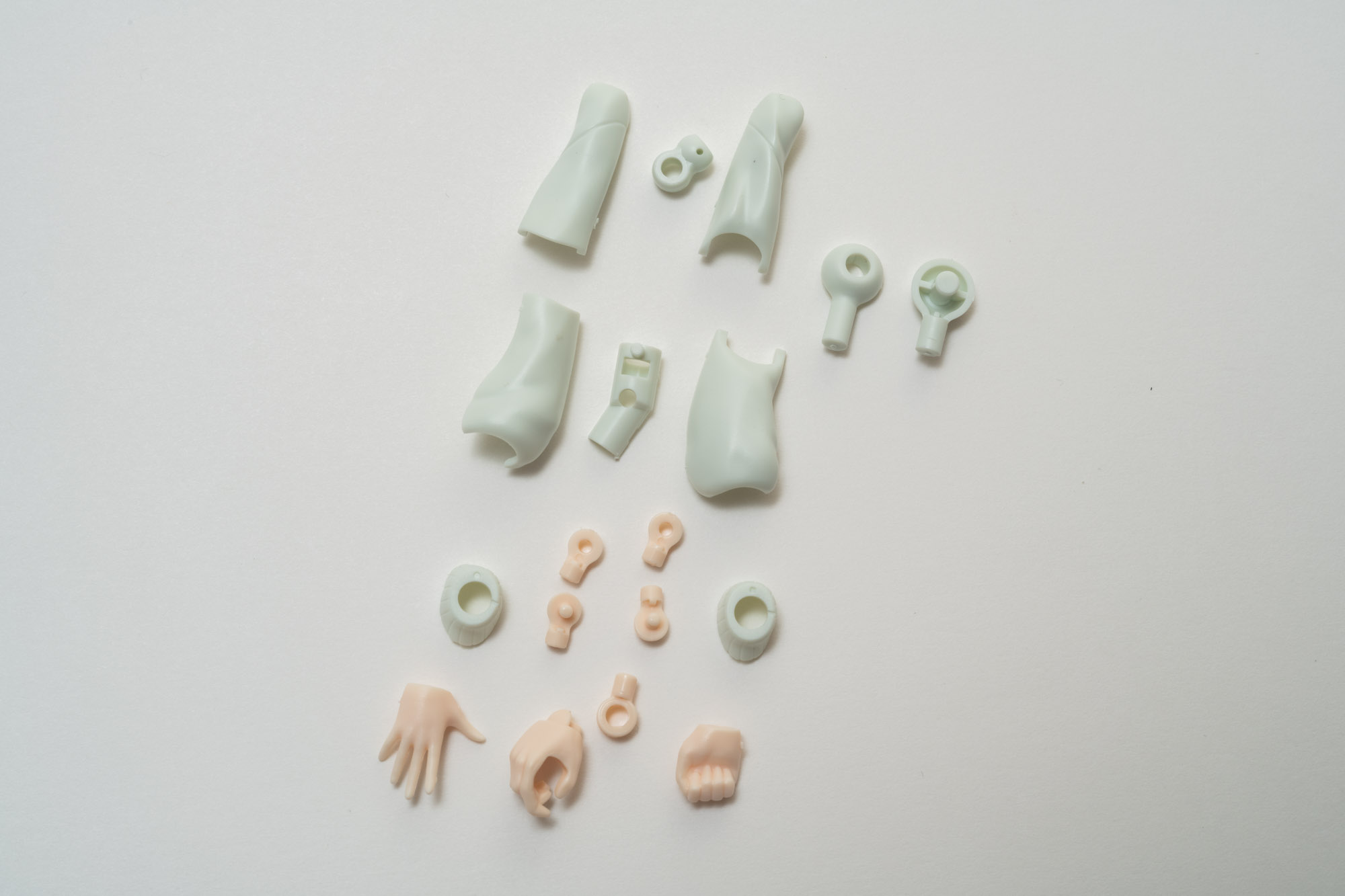 次に右腕だ。細かいジョイントパーツが多いのが特徴だ。