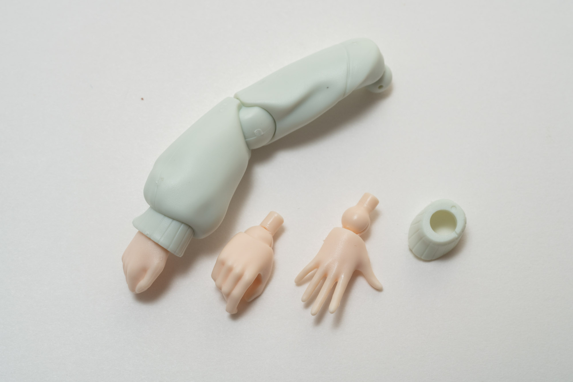 様々な手を付け変えることができる。真ん中はスマホ用の持ち手となっている。