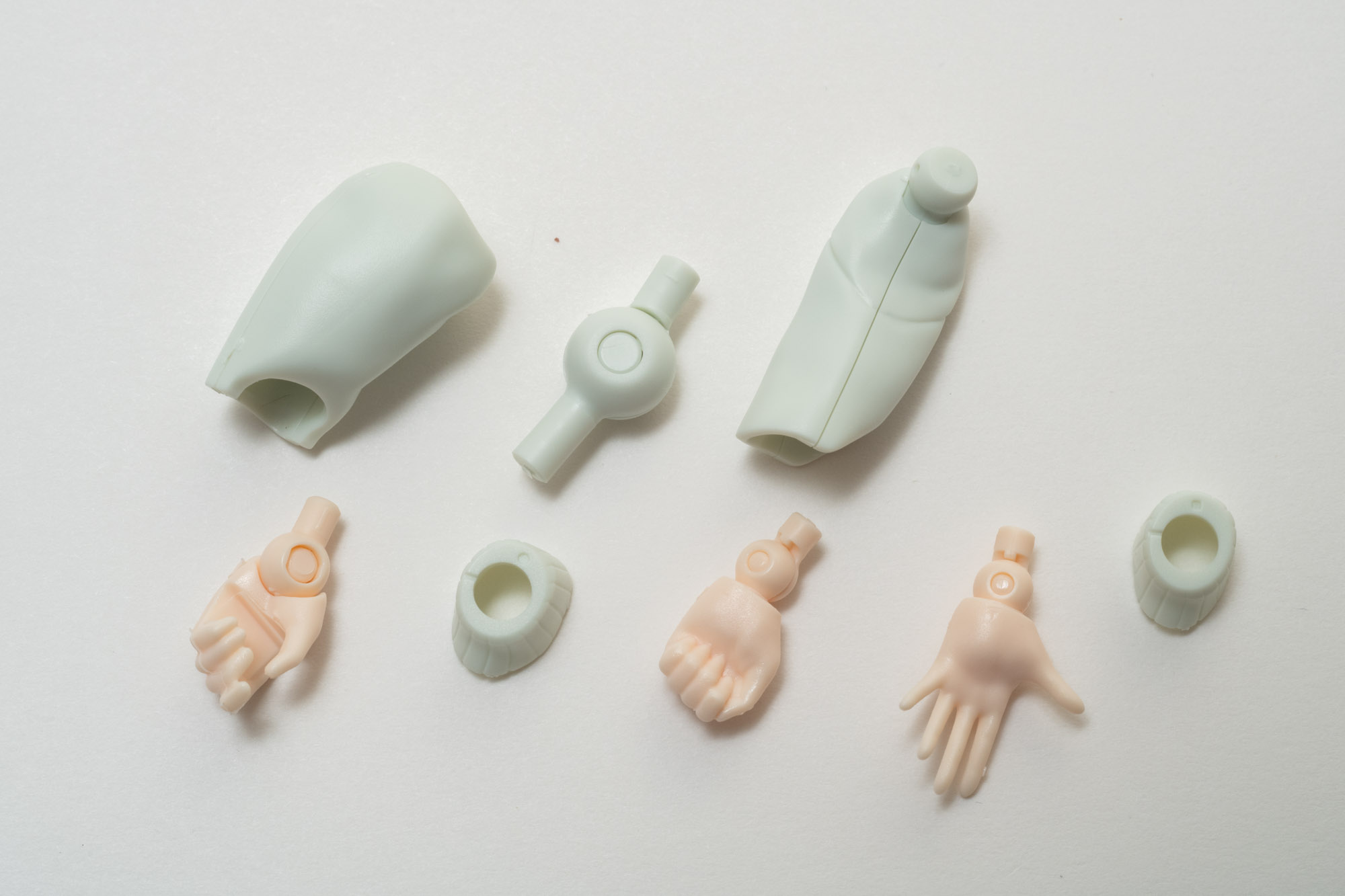 左腕も同様に組み立てていく。手の感じによって袖のニュアンスも変えられるようになっている。