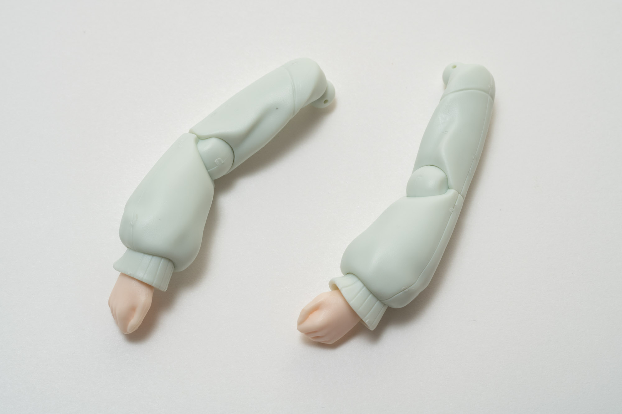 ダボっと感のある両腕の完成。カーディガンの袖の柔らかい表現がリアルだ。