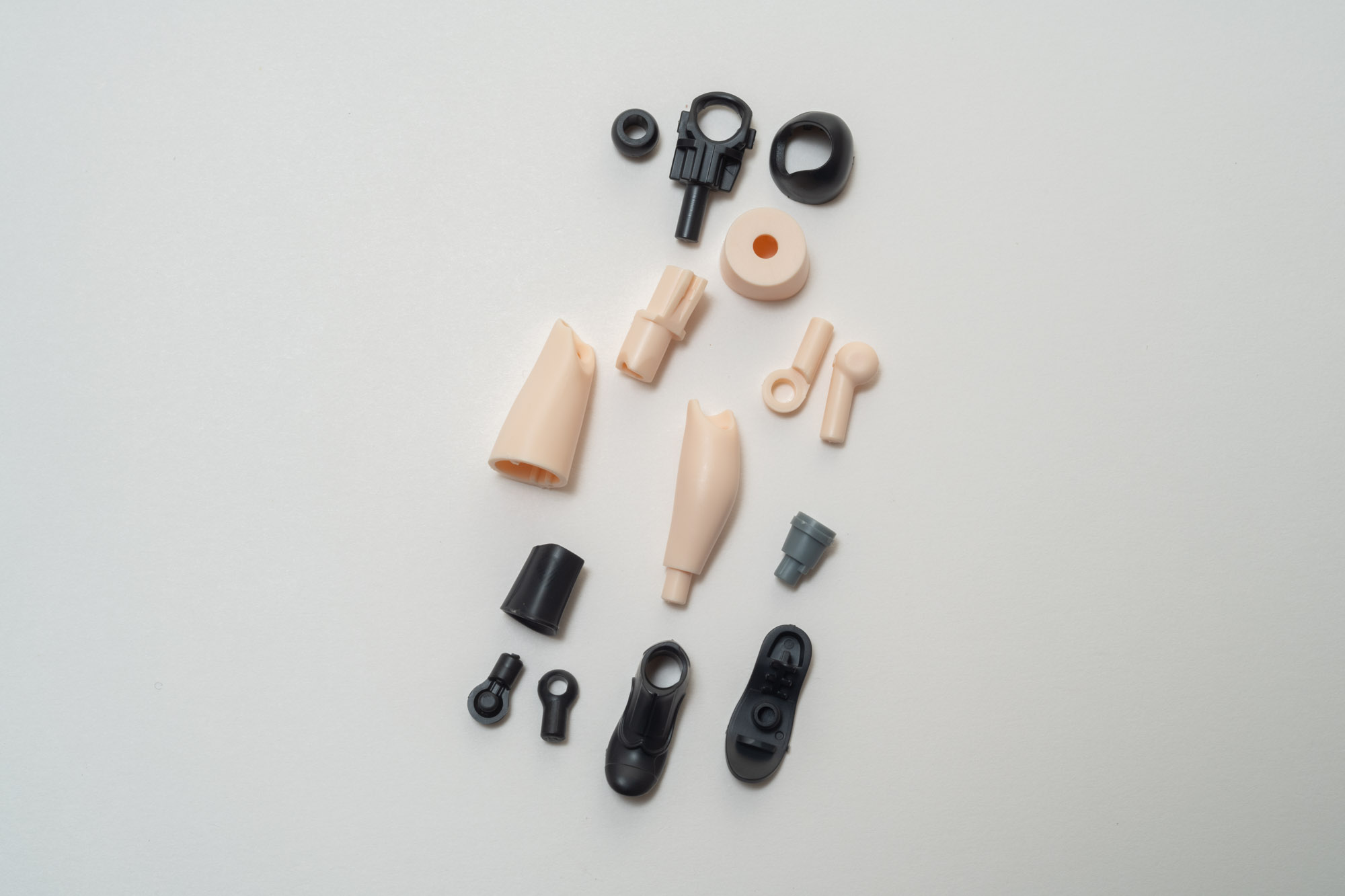 次に脚部だ。こちらもパーツ数が多い箇所となっている。