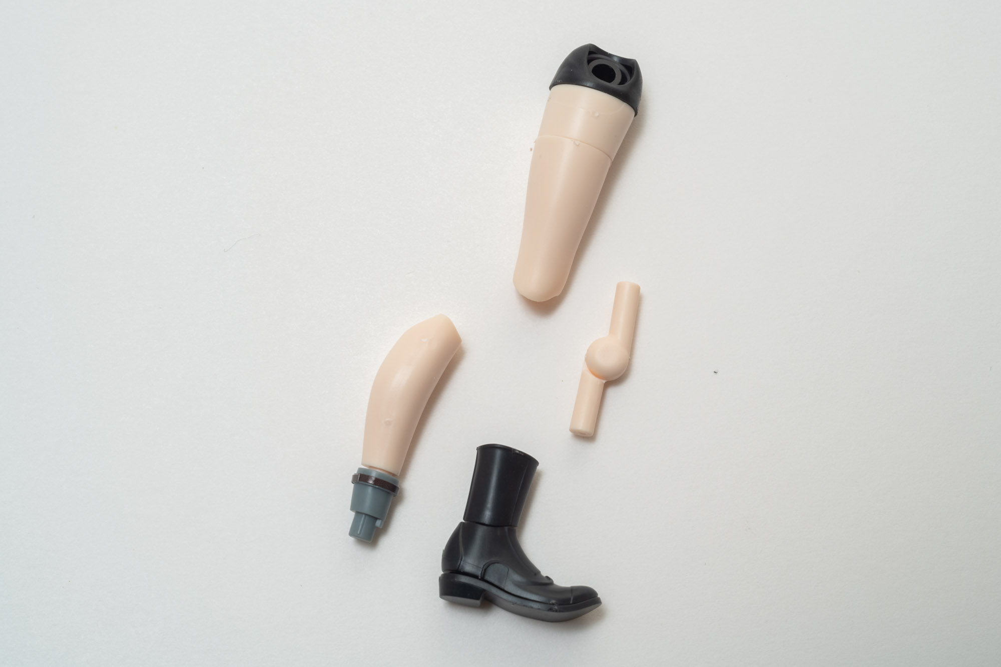 各部を組み立てるとこの様になる。太ももやふくらはぎのラインが健康的だ。