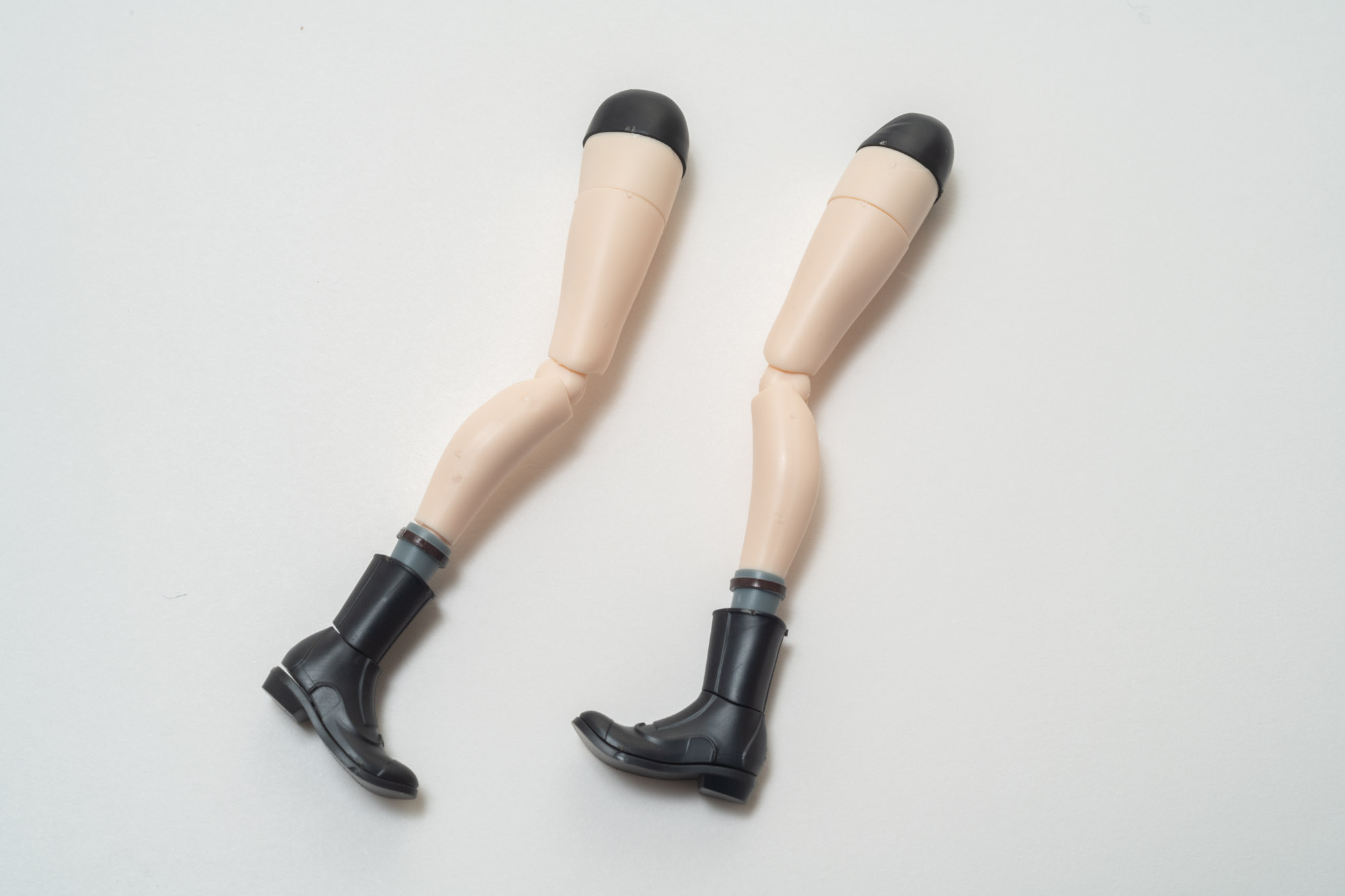 両足完成！太ももが回転することによって女の子らしい内股気味のポーズを可能にしているのがこだわりを感じた。