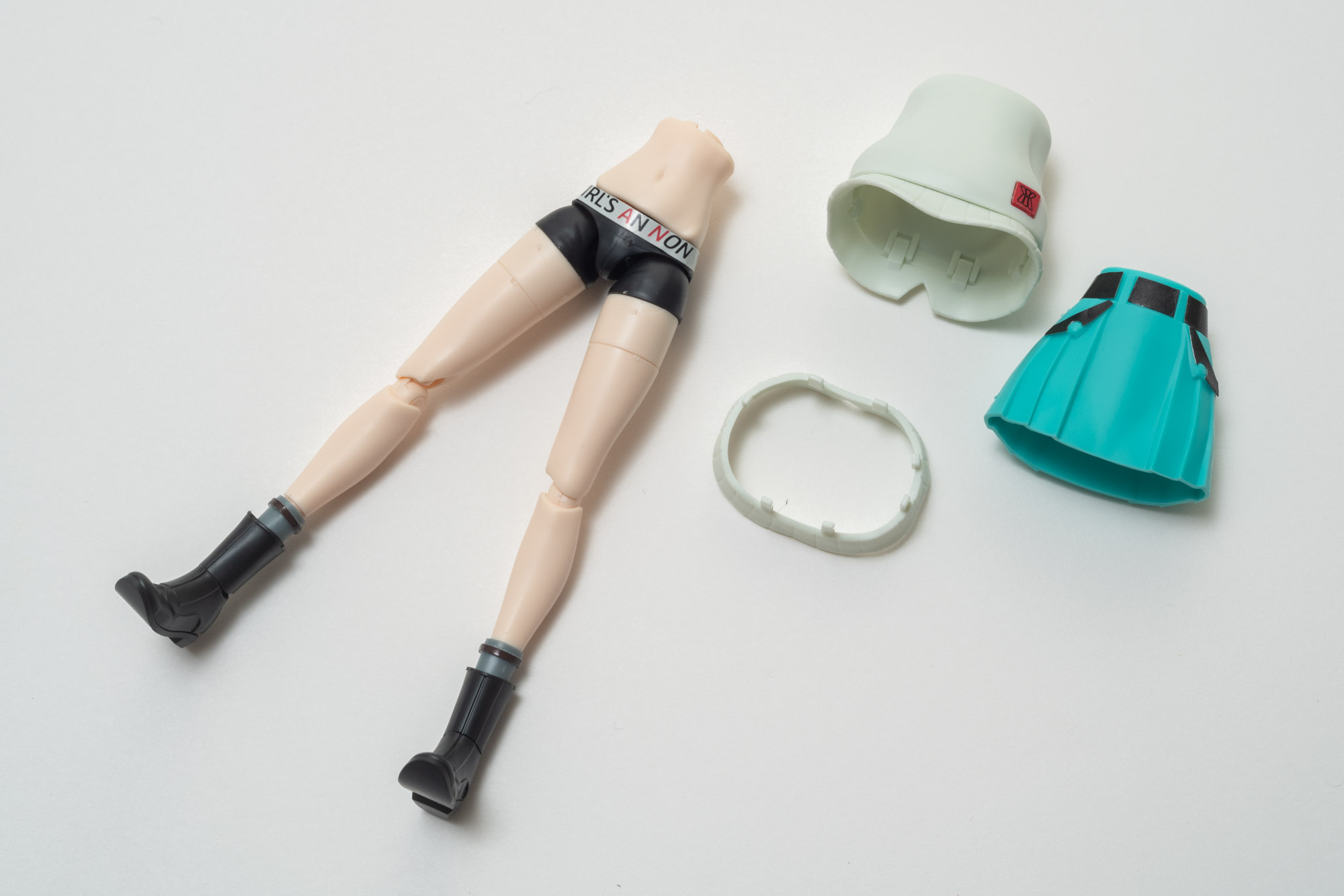 スカートの上に制服を被せる形で組み上げていく。スカートの裾を変えることで脚の可動域を広げることができる。腰パーツというより下半身で一体という様な形に組み上がる。