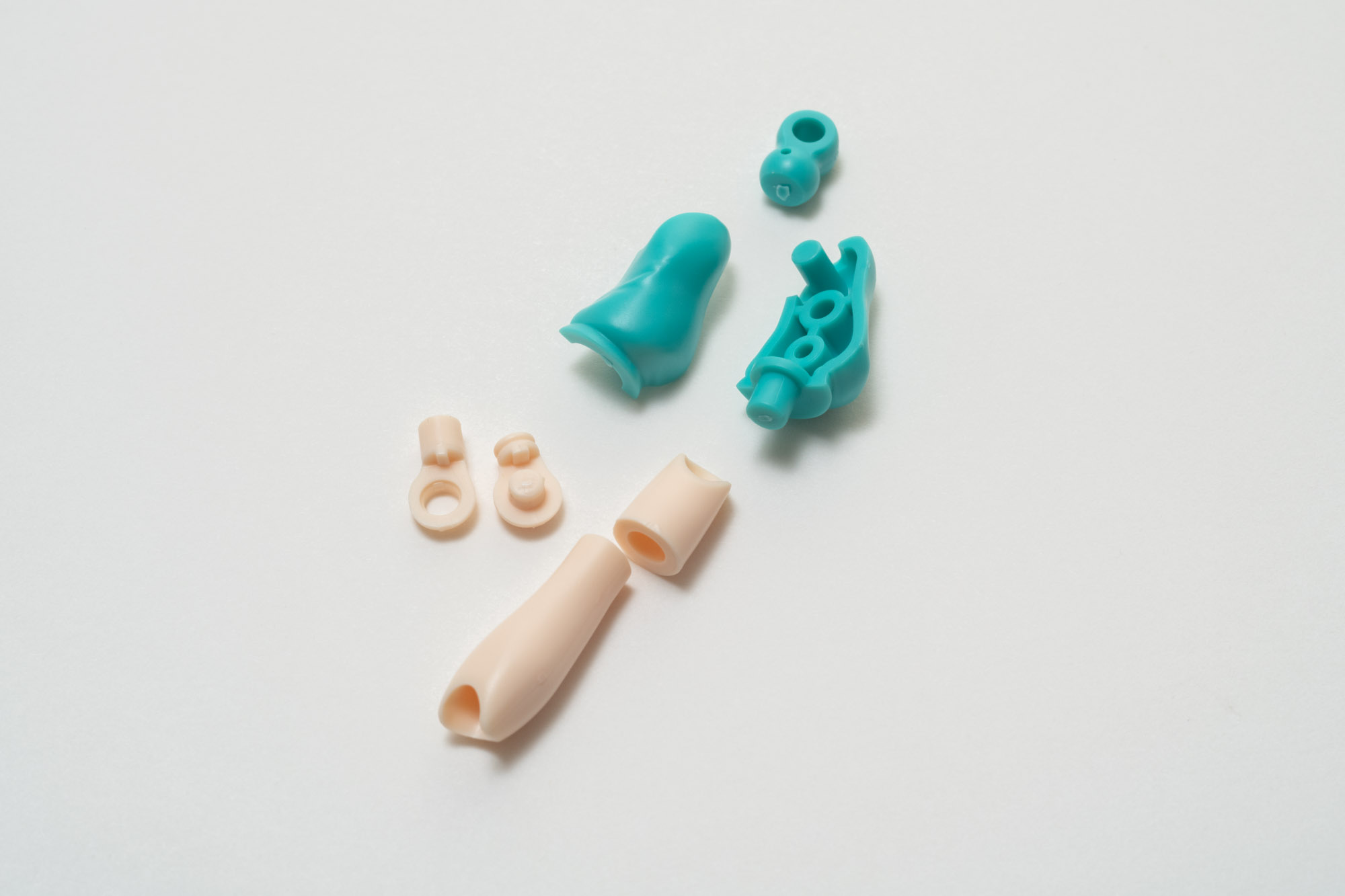 腕も白い制服とは別で新しく作っていく。