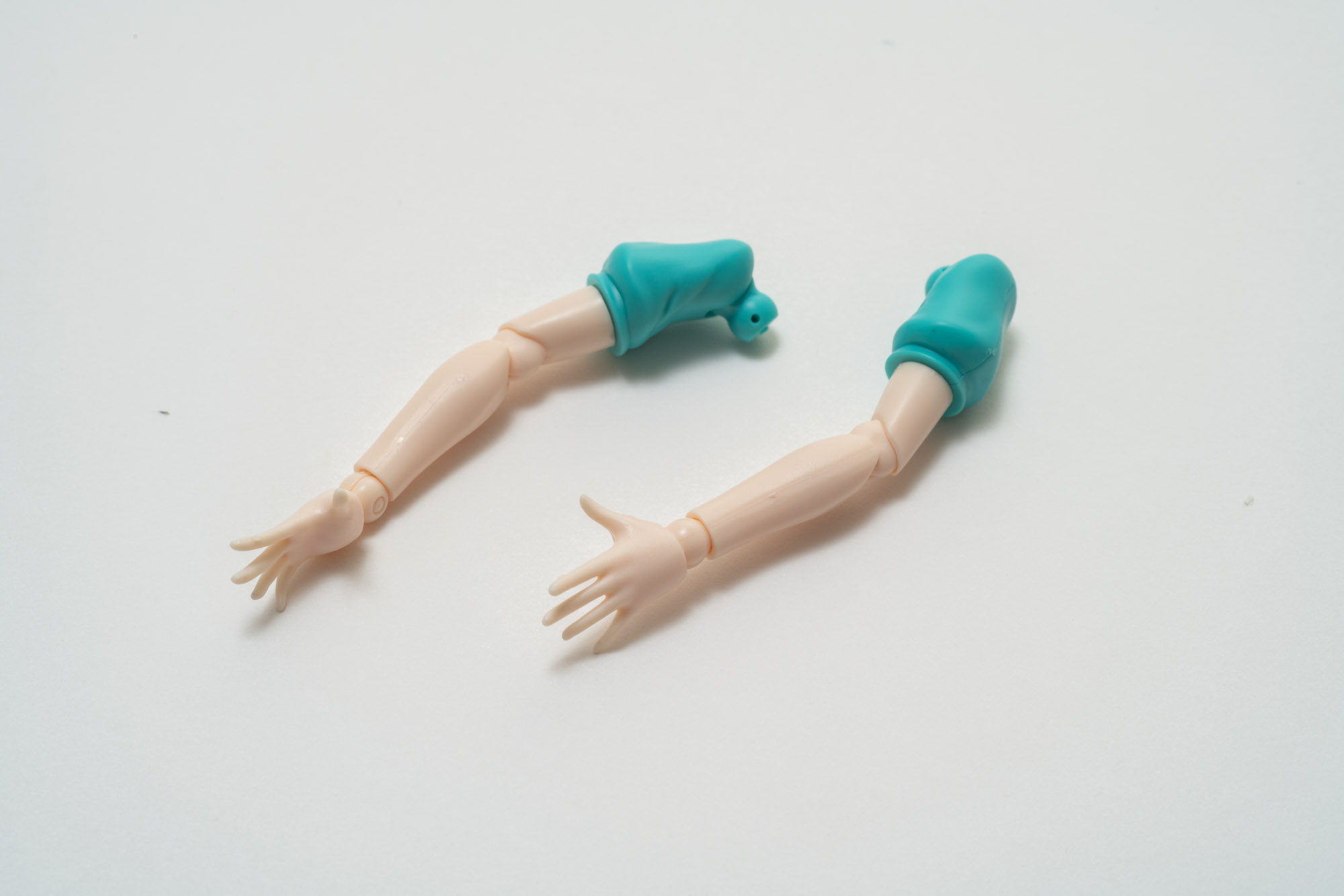 両腕が完成。肌の感じと服のディテールのコントラストが効いている。