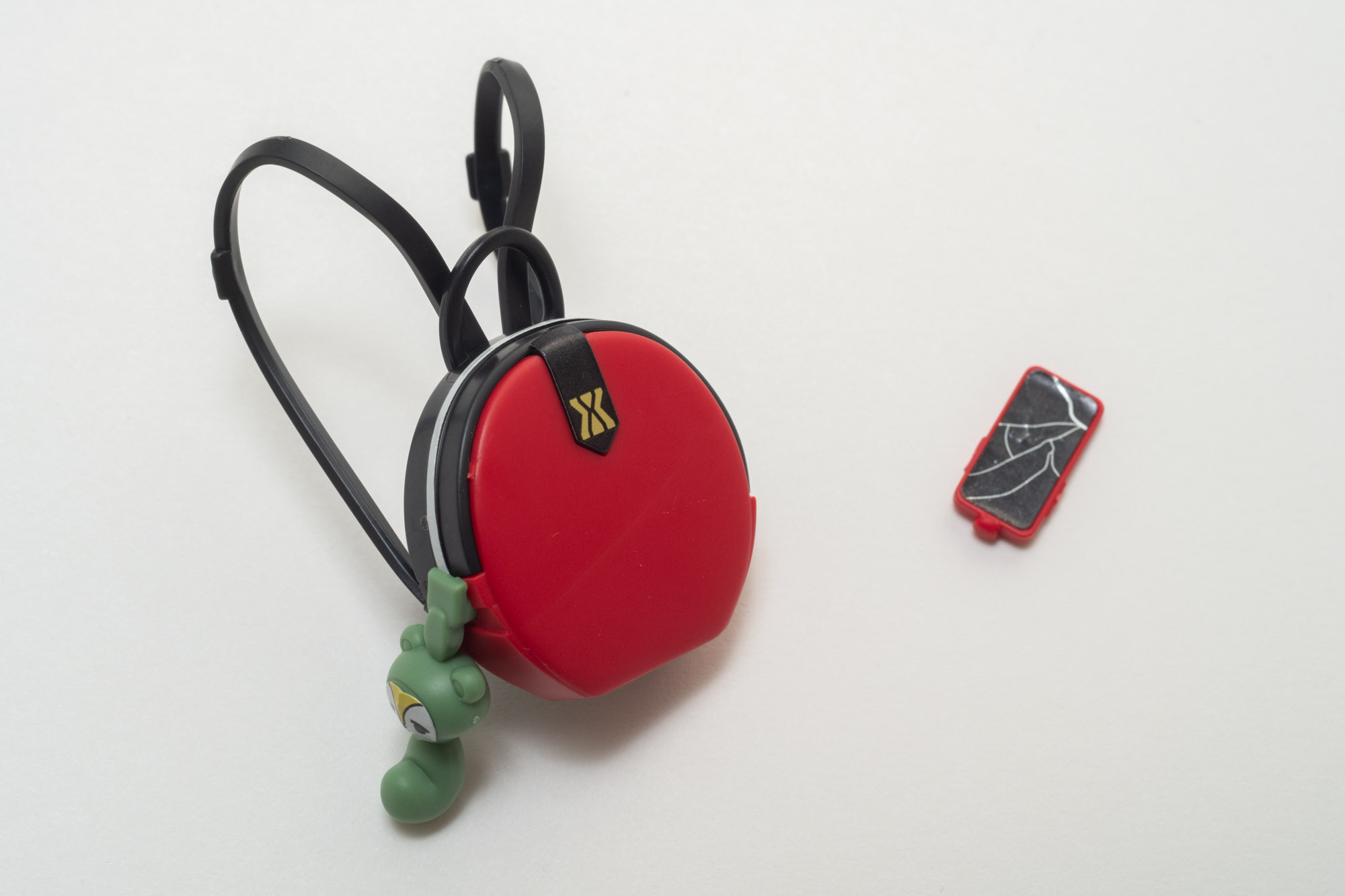 スマホも割れている状態とノーマルが選べるが今回は画面が割れた状態のシールを貼った。