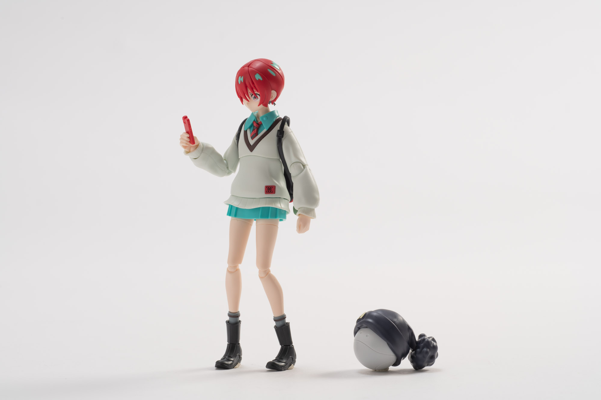 スマホは専用の持ち手でしっかり保持できる。ハロのサイズ感もほどよい。