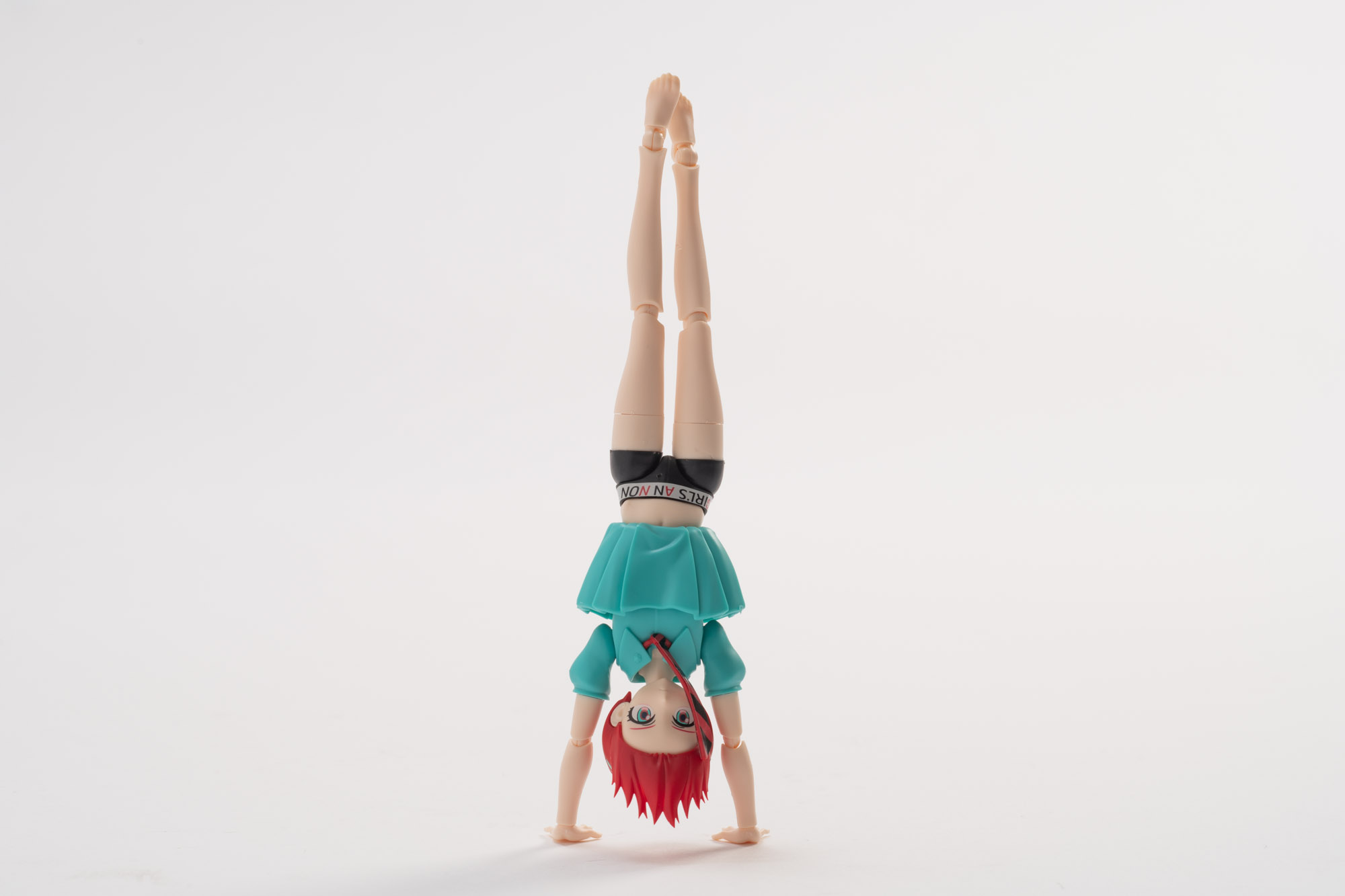 このキットの特徴はなんといっても逆立ちポーズの再現も可能なところだ。アニメでも印象的なシーンを、パーツの付け替えでしっかりと再現することができる！