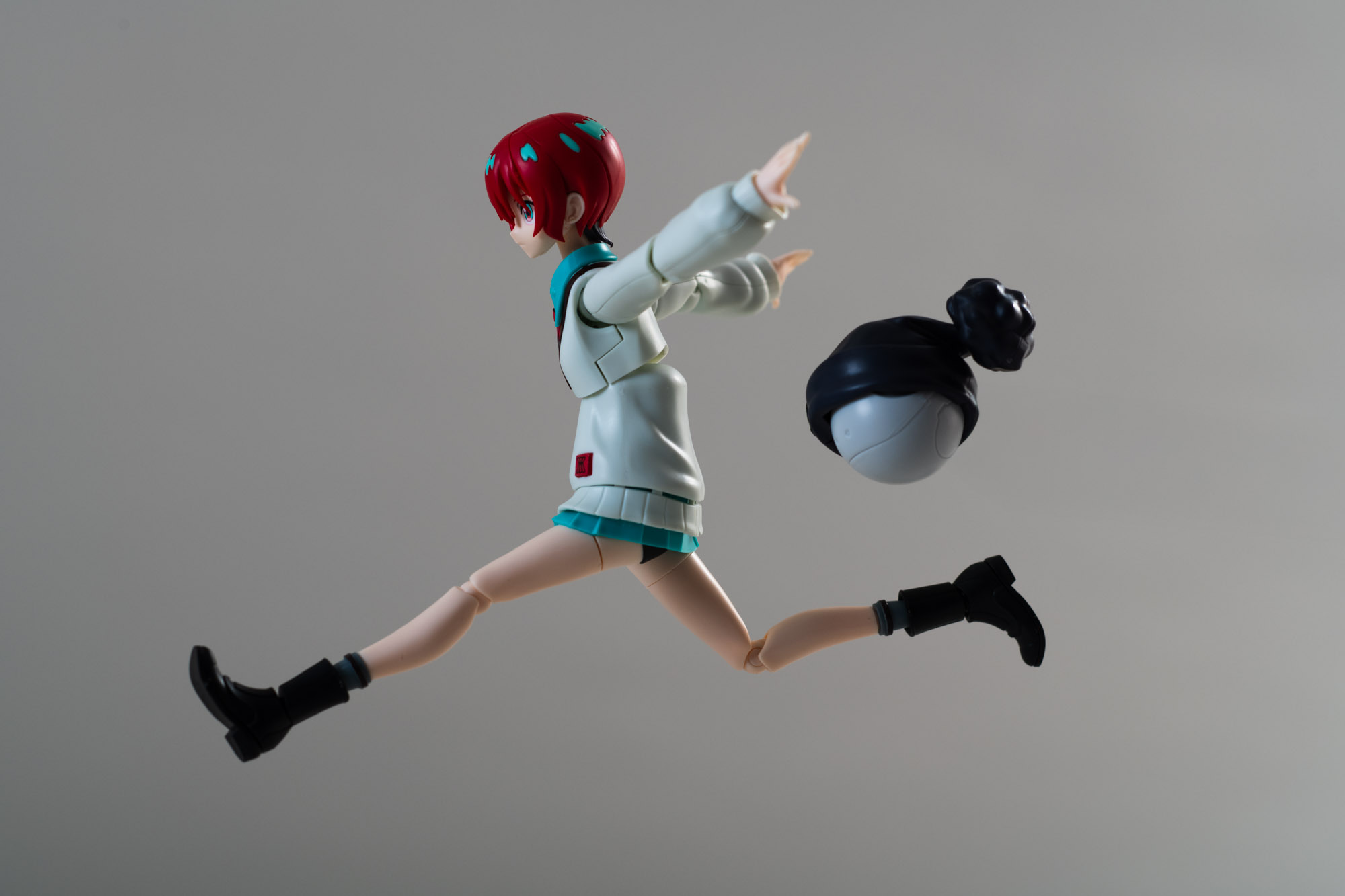 第一話でザクの手からジークアクスに飛び移るシーンをイメージして撮影。スカートは軟質素材なので足の可動域の広さがすごい。