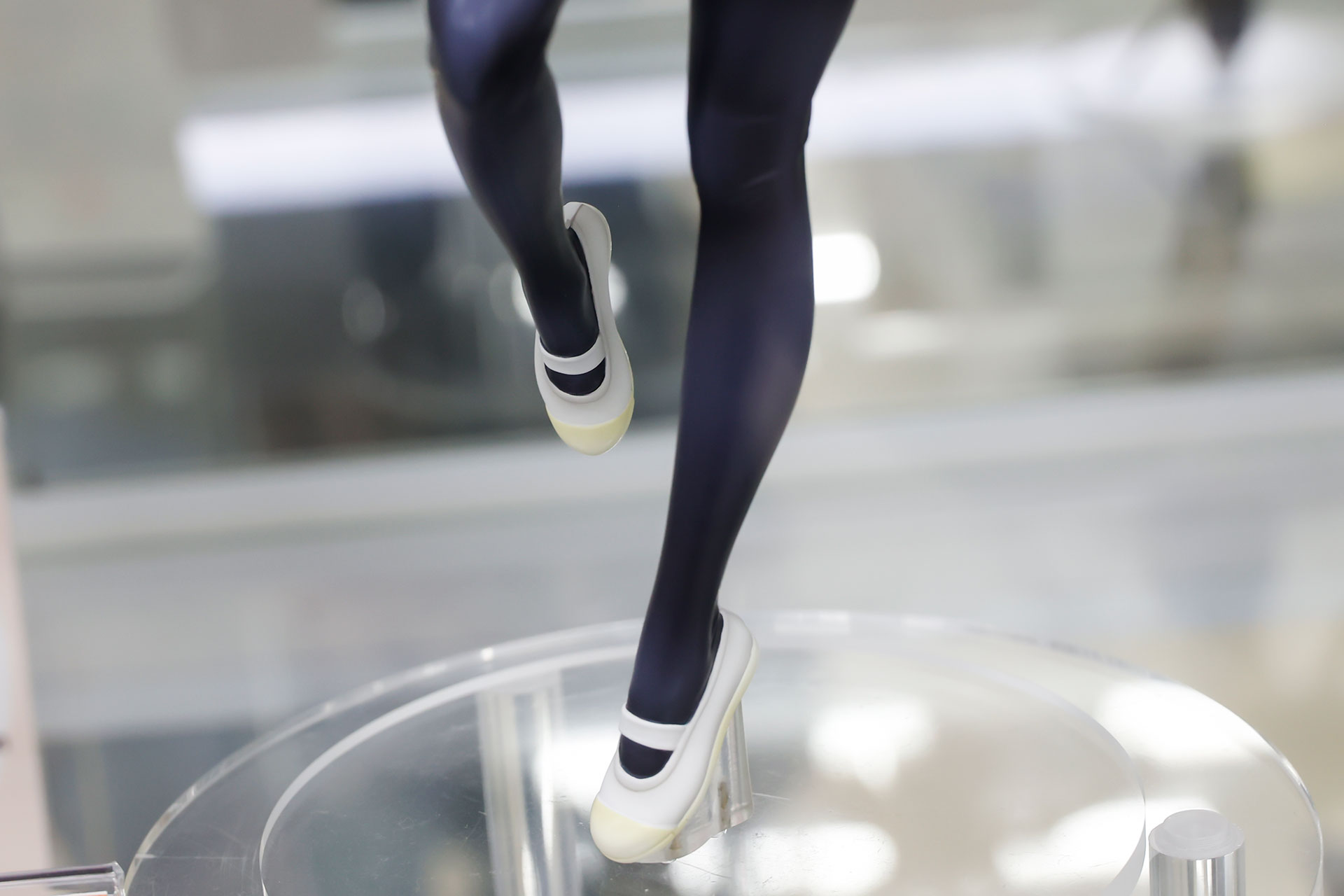 片足で立っているようなポーズになっている