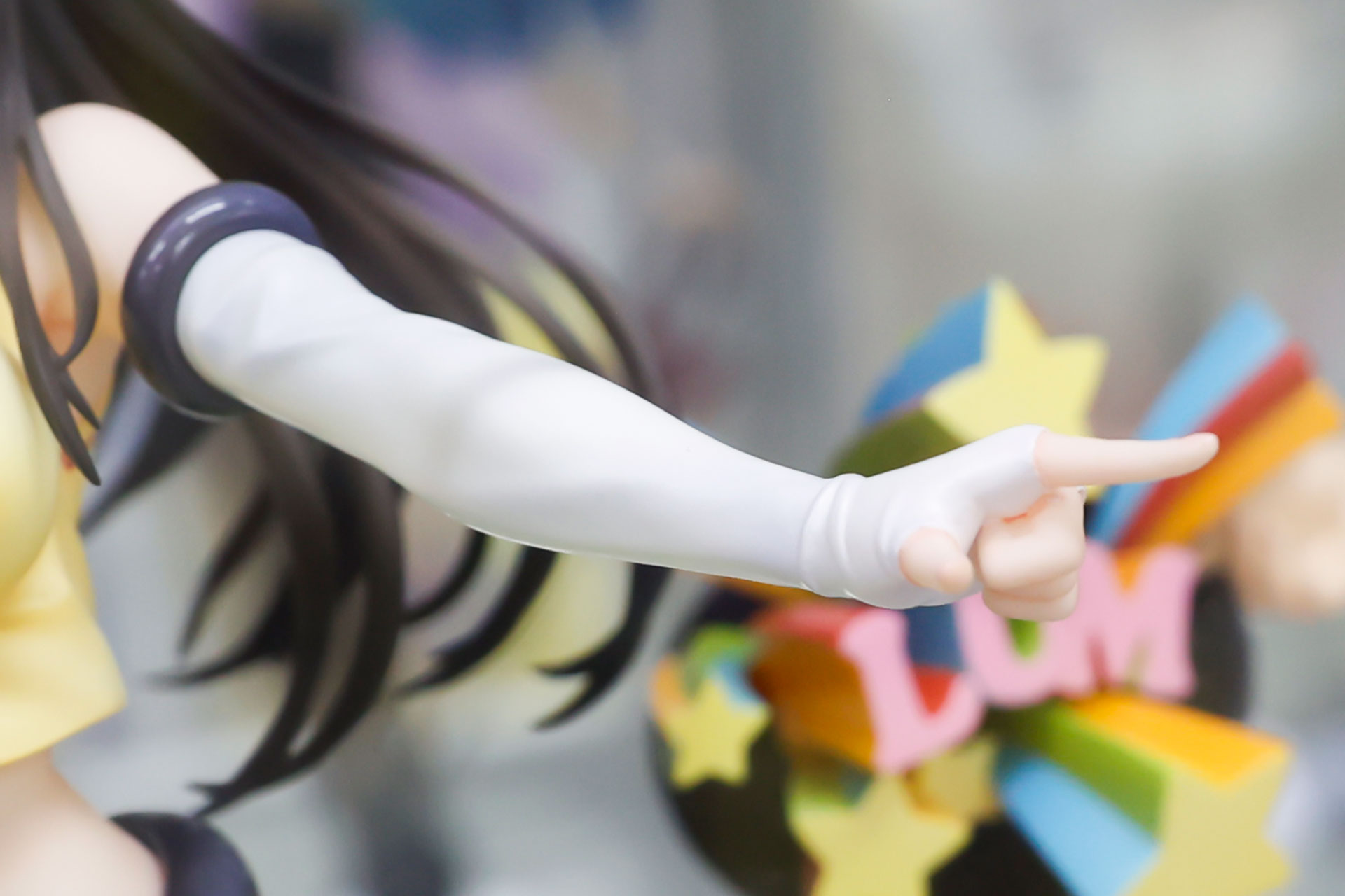 腕にはアームカバーを身に付けている