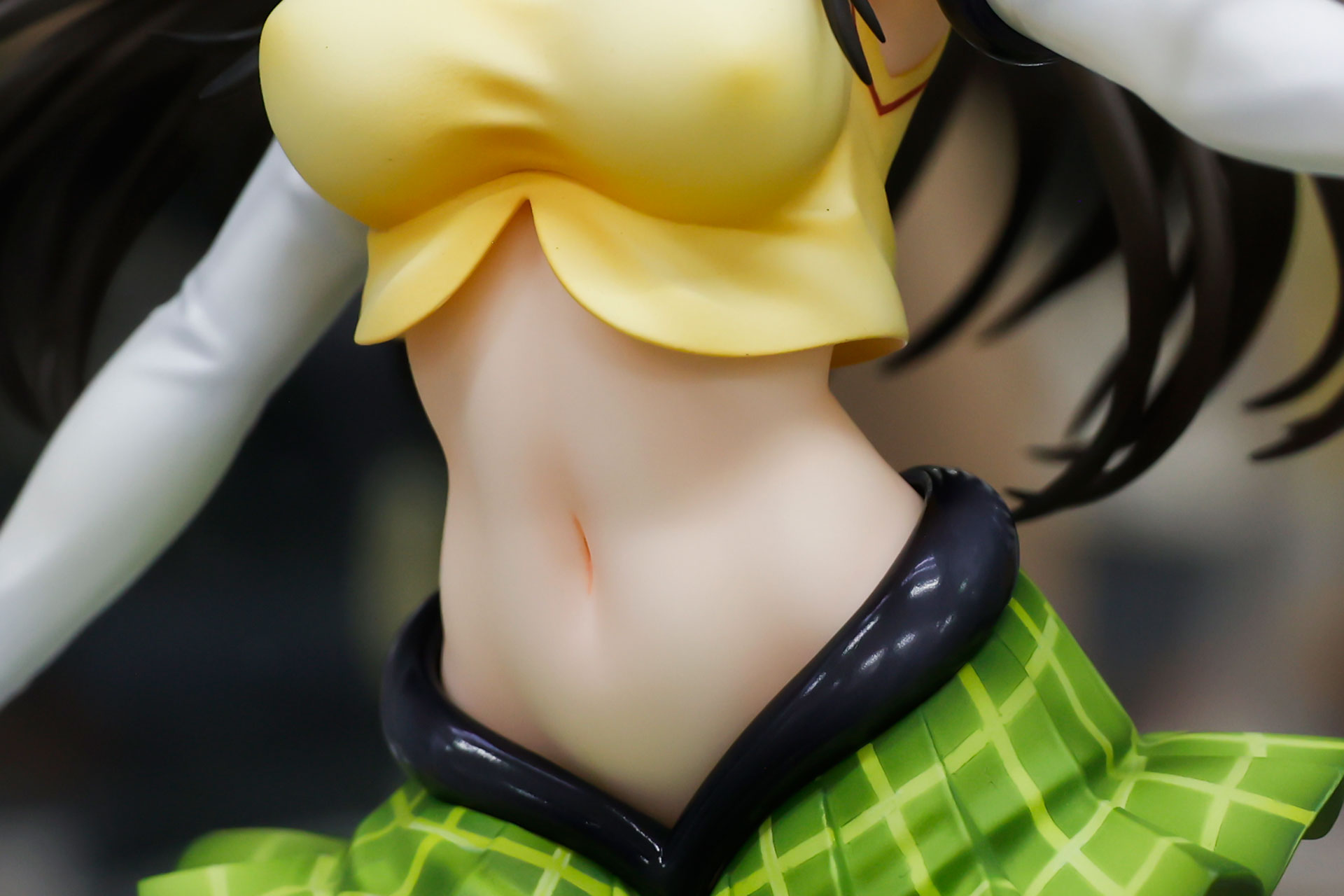 おへそも丸出しに