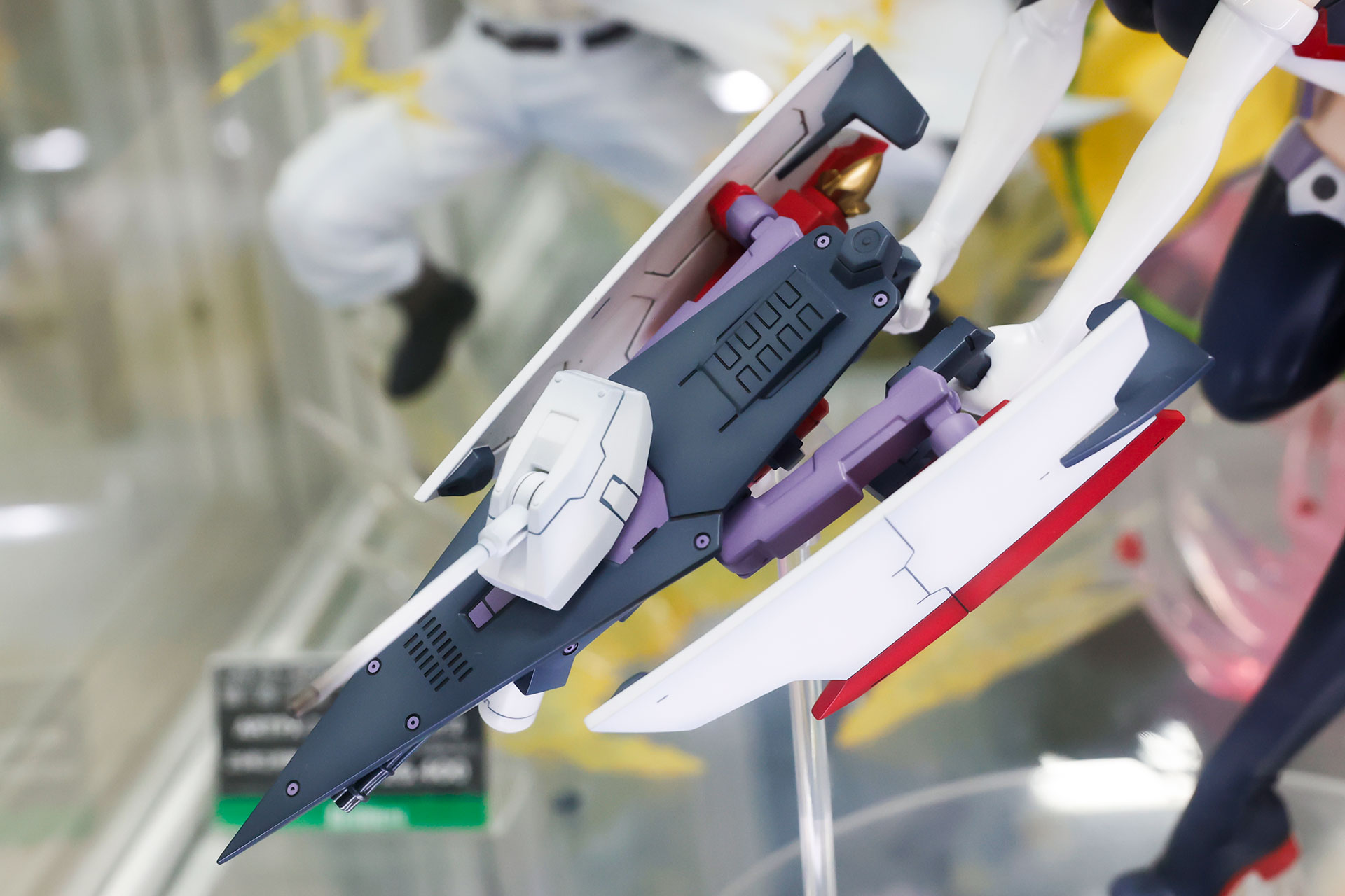 手には船の形をした装備が握り締められている