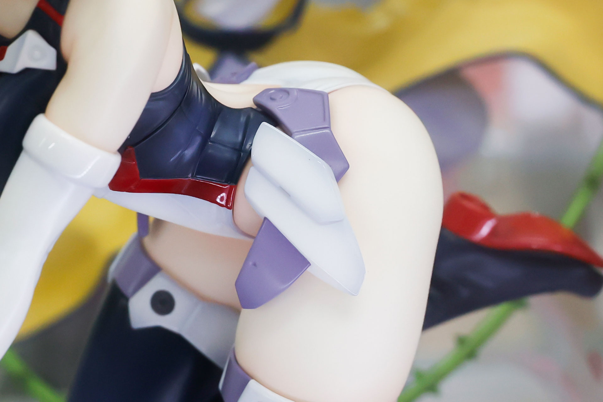 腰には小ぶりの装備が付けられている