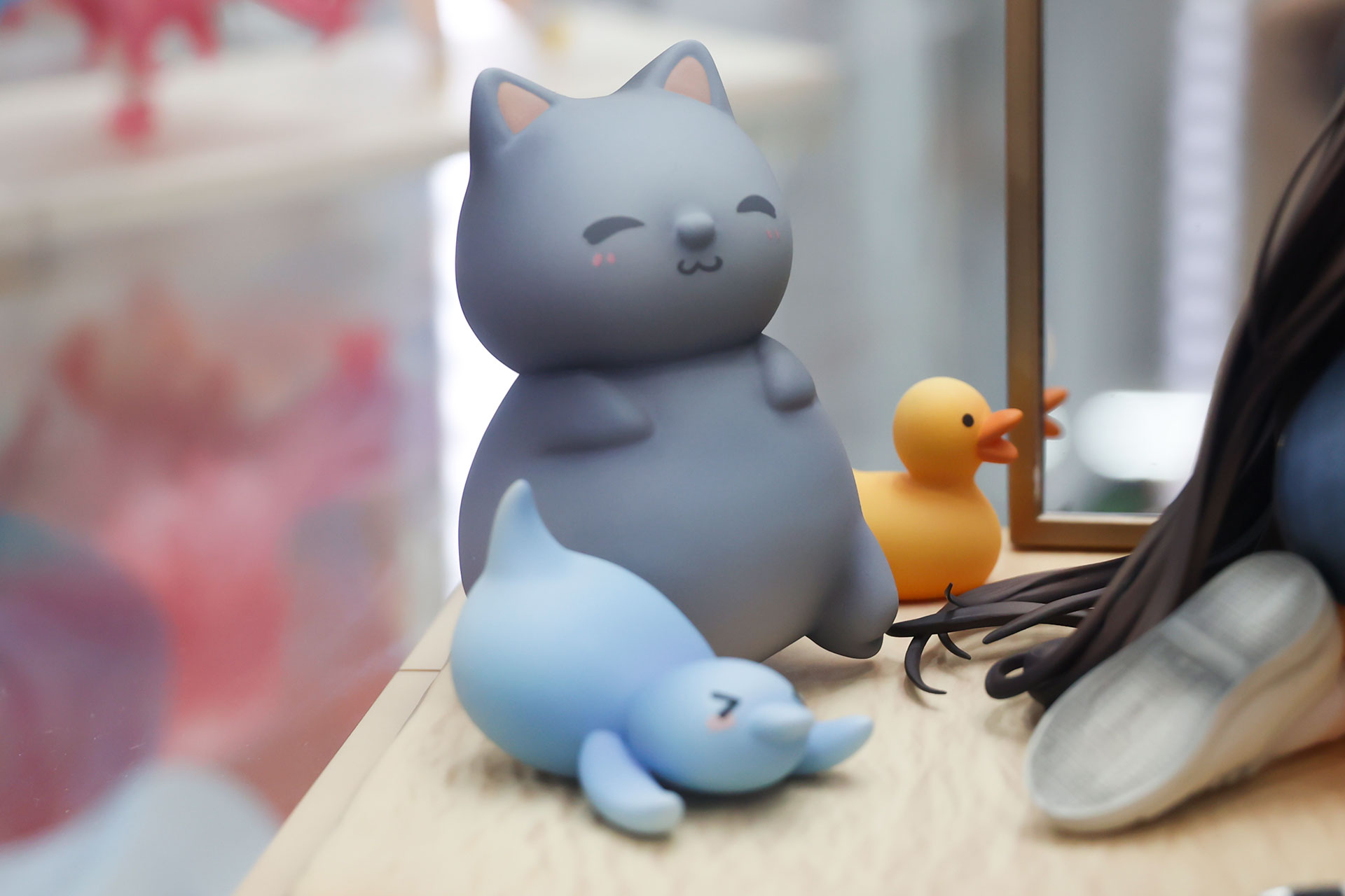 まわりに複数のぬいぐるみを置くことで、賑やかな雰囲気が増して見える