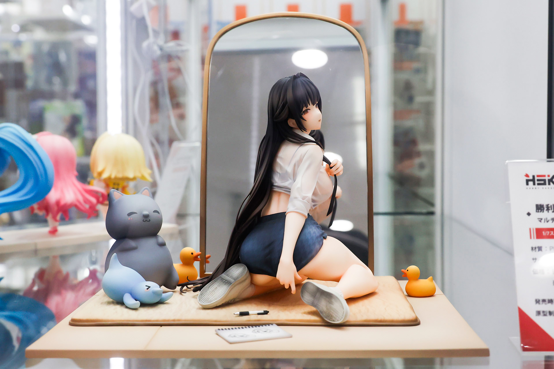 フィギュアの素材はPVCとABSで、台座部分を含む全高は約200mmだ