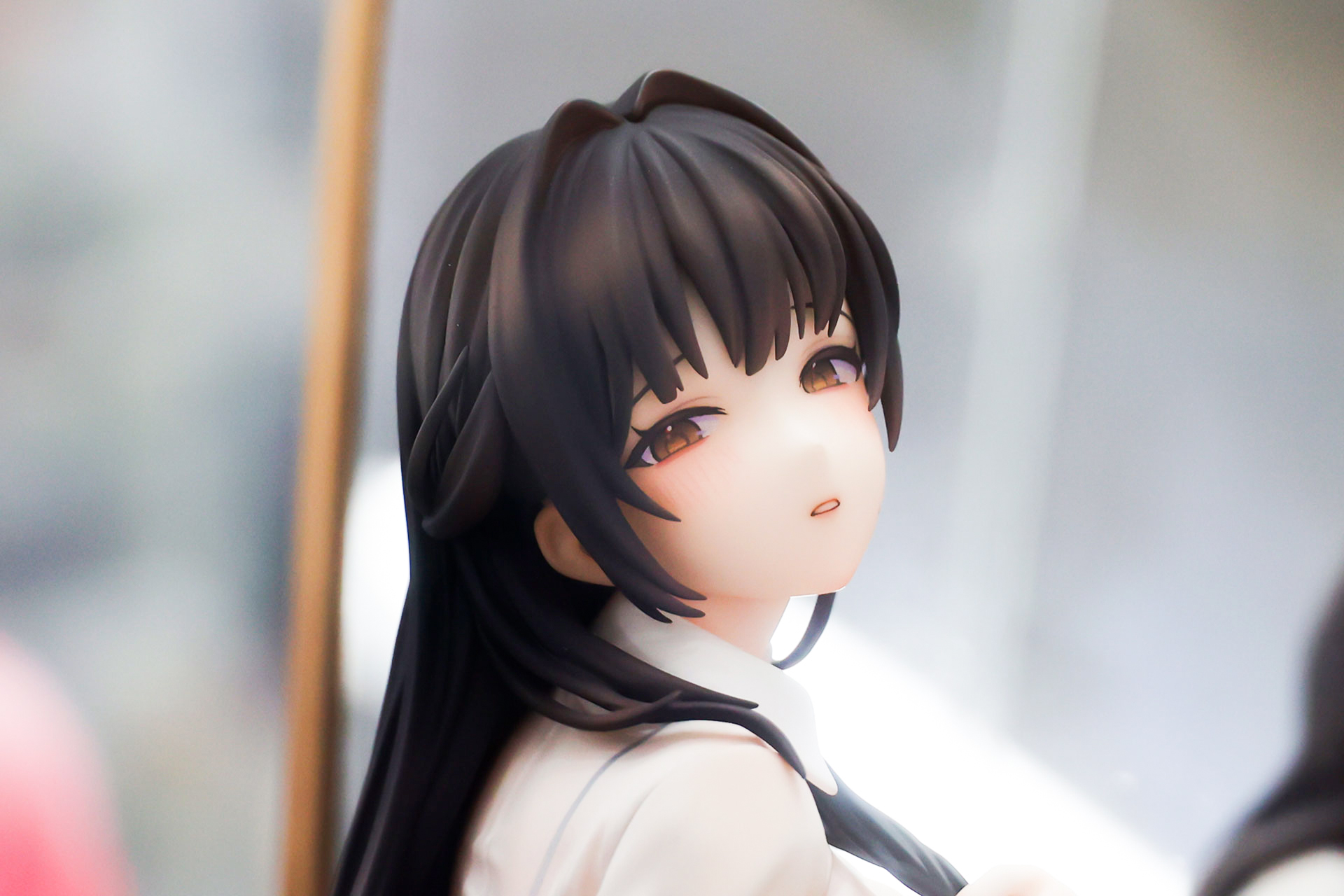 感情を抑えたような独特の表情だ