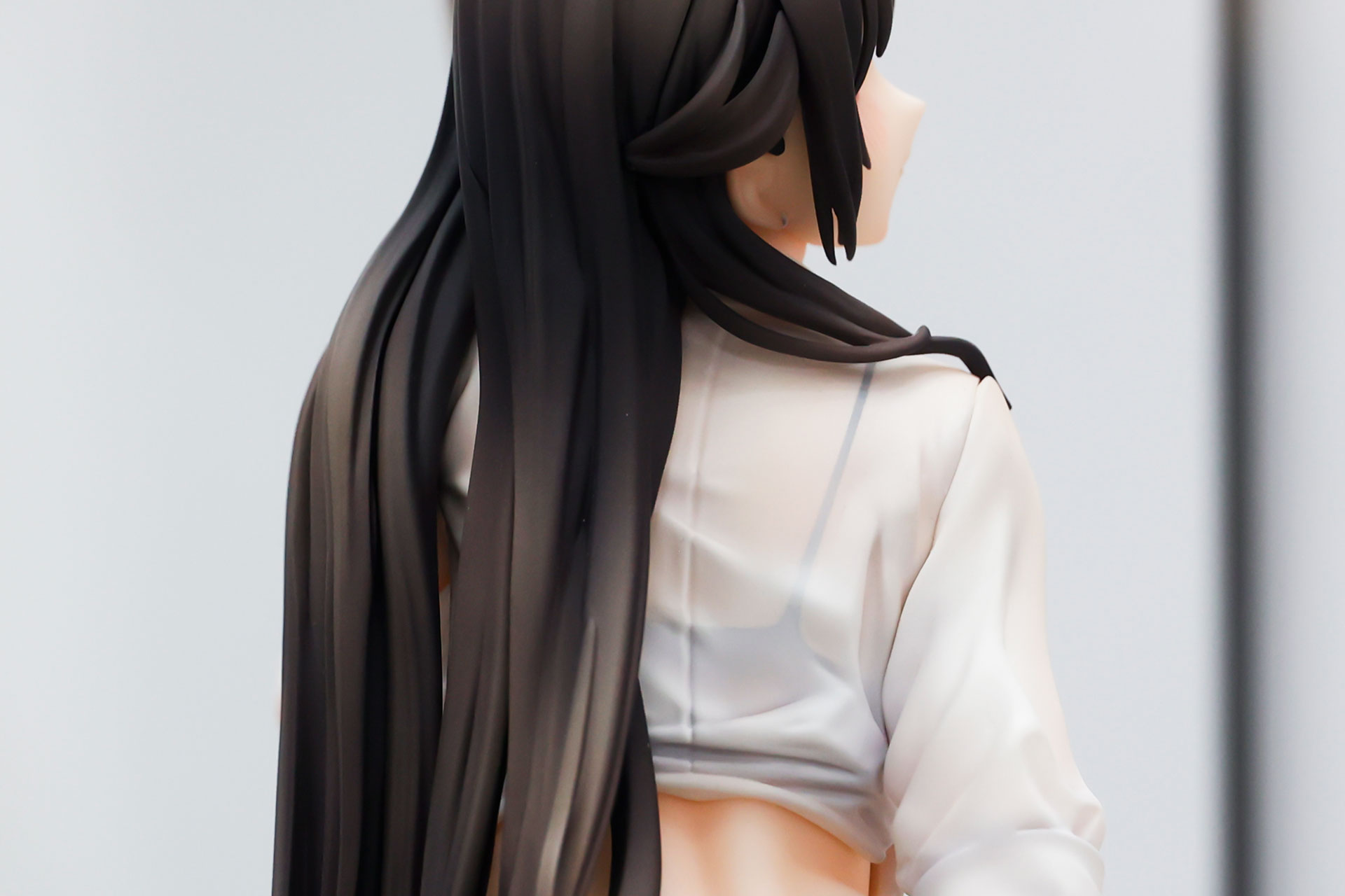 シャツはインナーが少し透けて見える