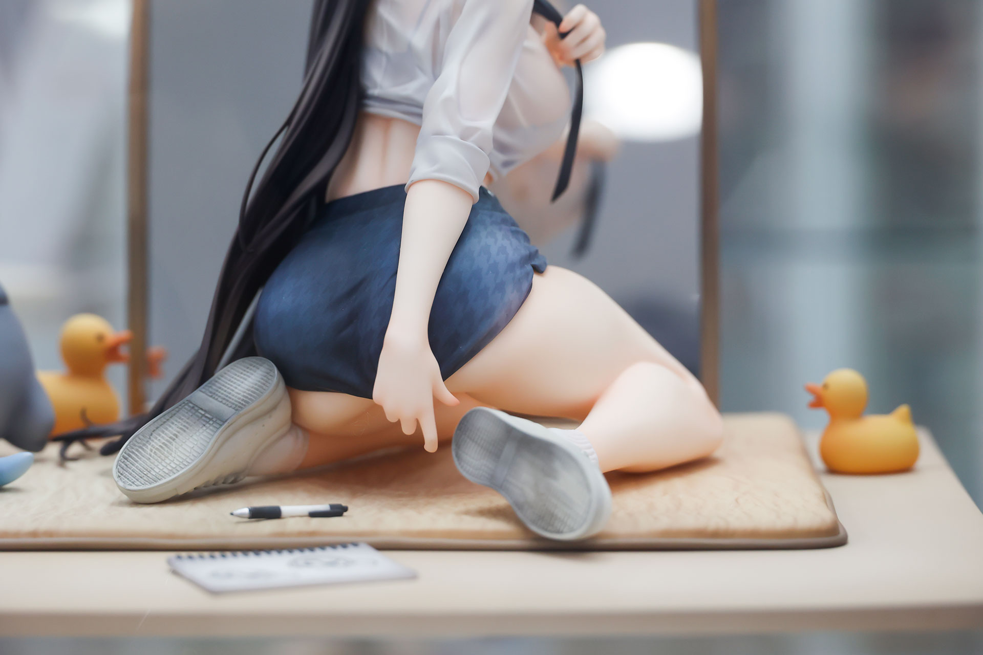 手でスカートを押さえている