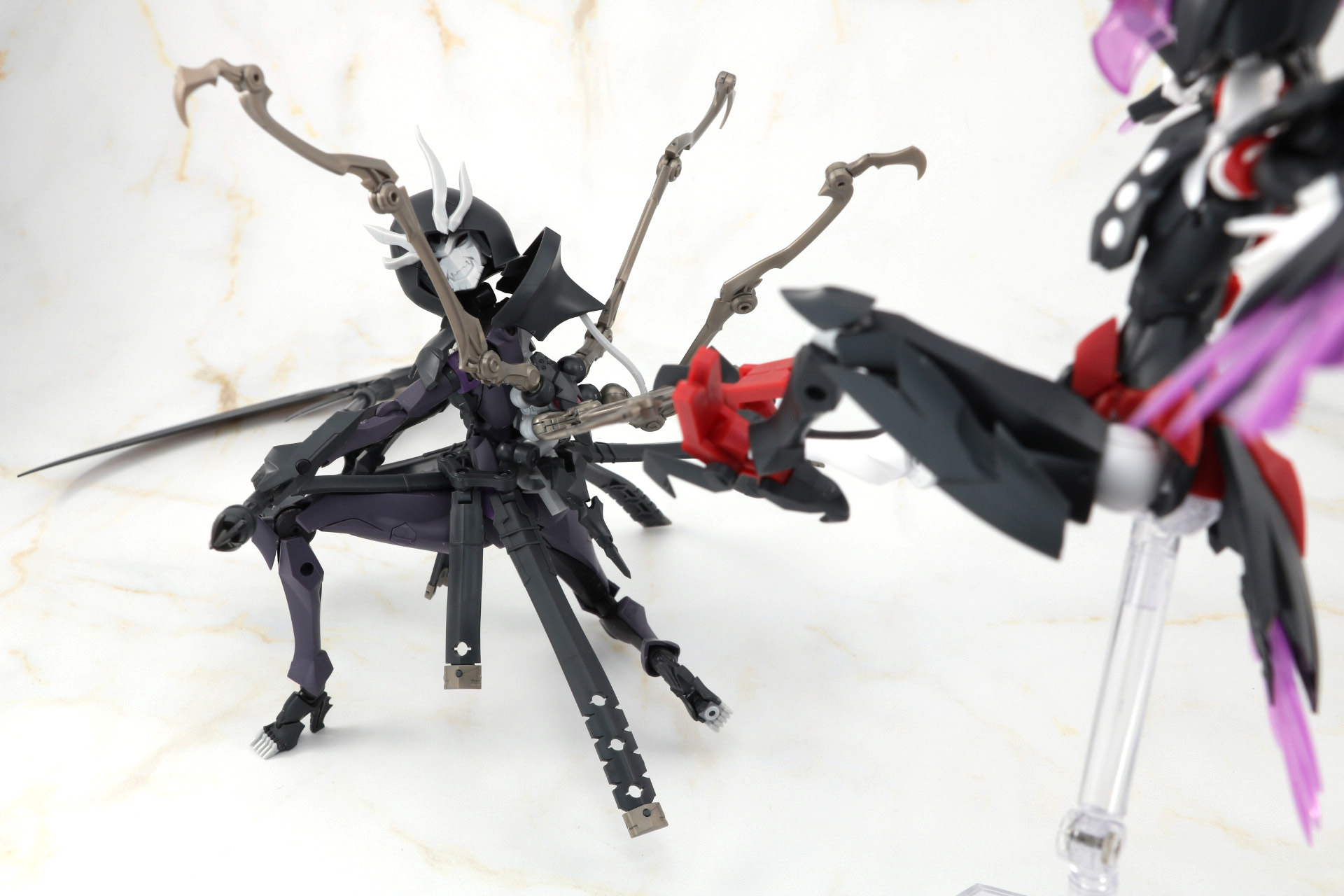 背後からの一撃も拡張義肢が阻む