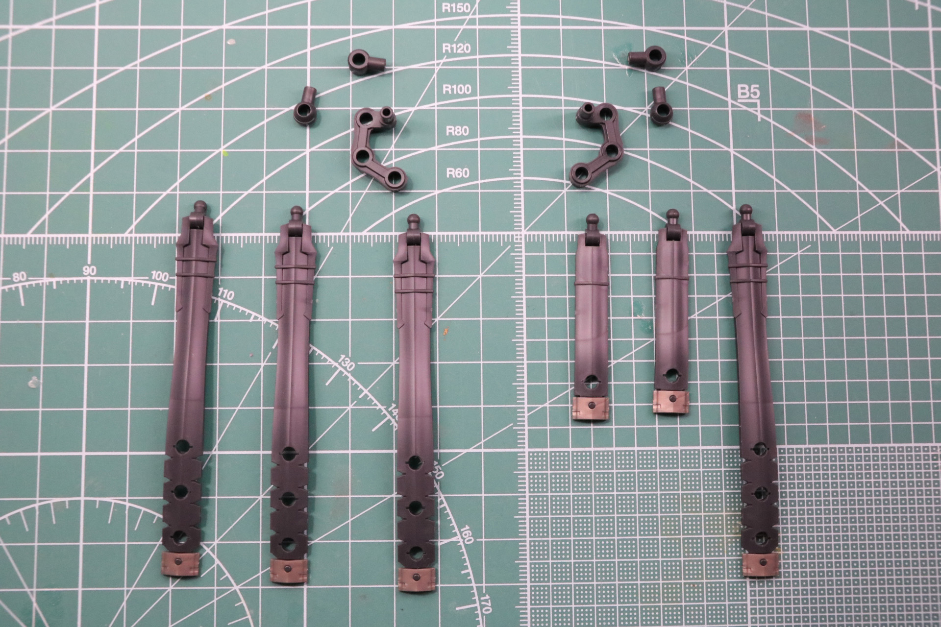 腰部サイドアーマーの組み立て。左右非対称となるようにサイドアーマーを組み合わせる