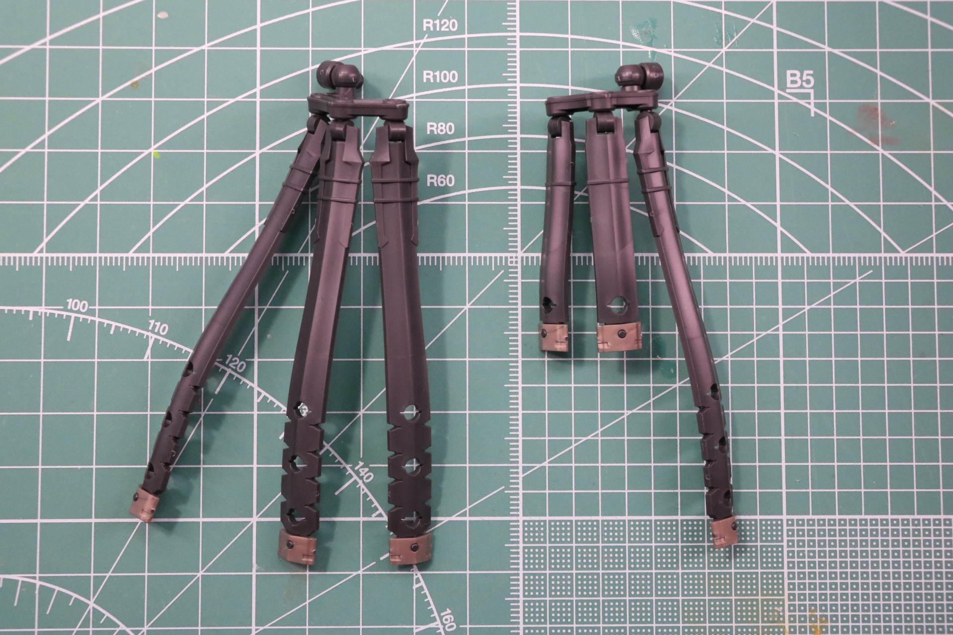 腰部サイドアーマーの組み立て。左右非対称となるようにサイドアーマーを組み合わせる