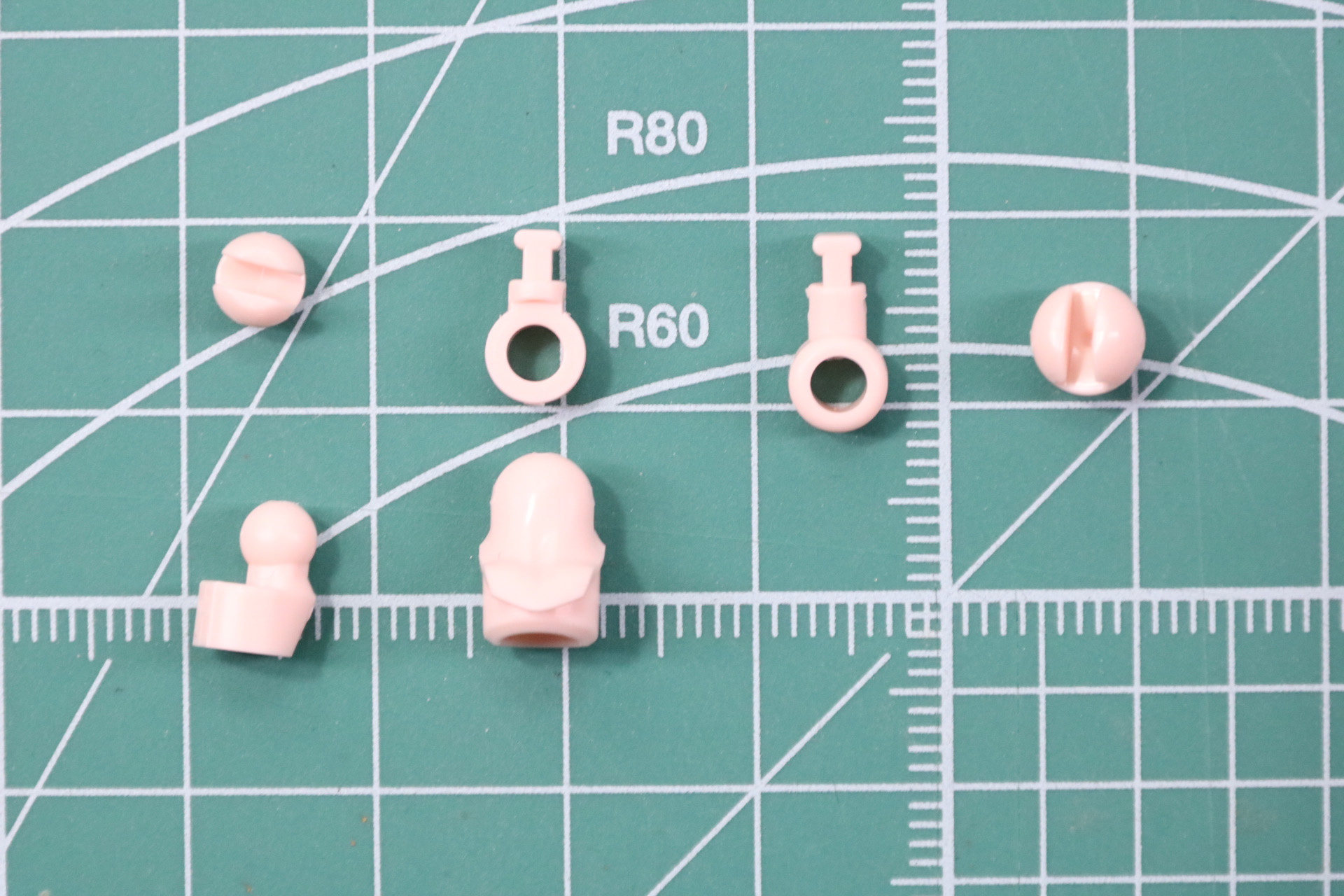 首パーツ。ボールジョイントは「メガロマリア」シリーズ対応のものと「メガミデバイス」シリーズに対応した2種類がある