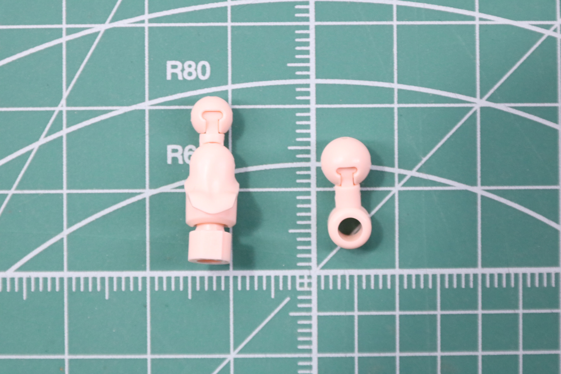 首パーツ。ボールジョイントは「メガロマリア」シリーズ対応のものと「メガミデバイス」シリーズに対応した2種類がある