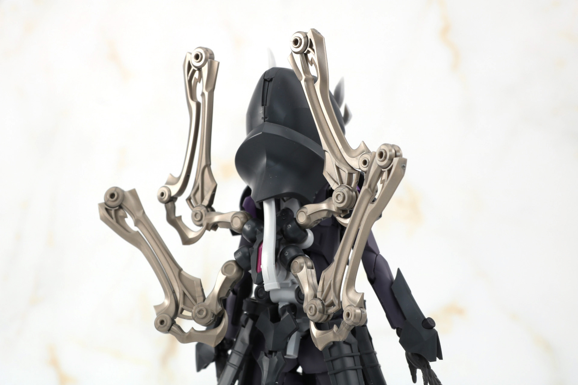 拡張義肢は折りたたんだ状態では荘厳な装飾のようにも見える