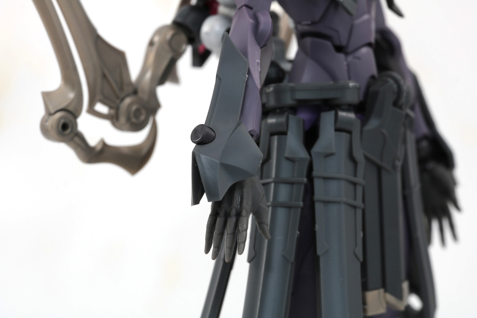 手甲アーマーはシャープな形状