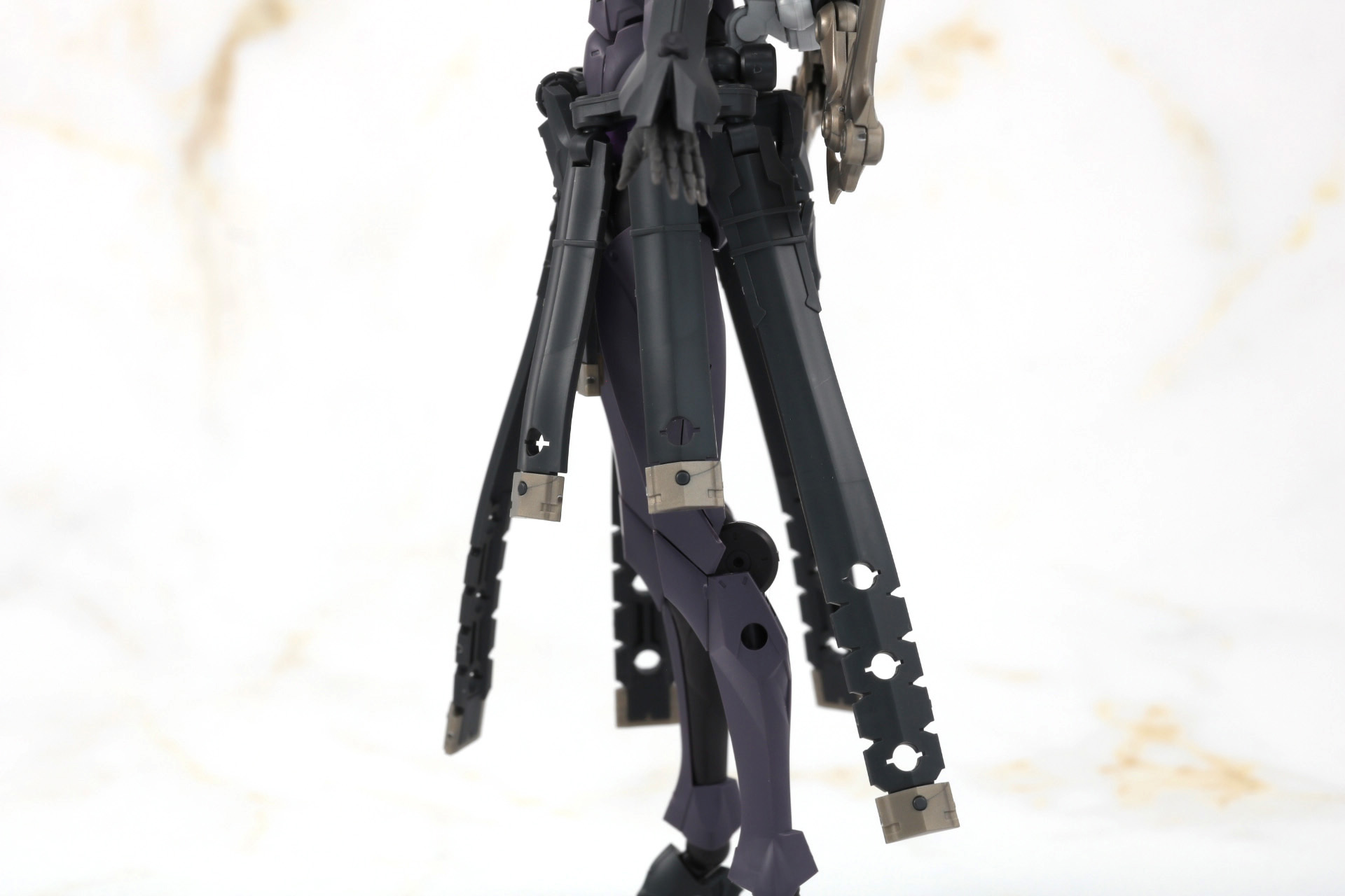 左サイドアーマーは前側2つのアーマーが短い造形となっている