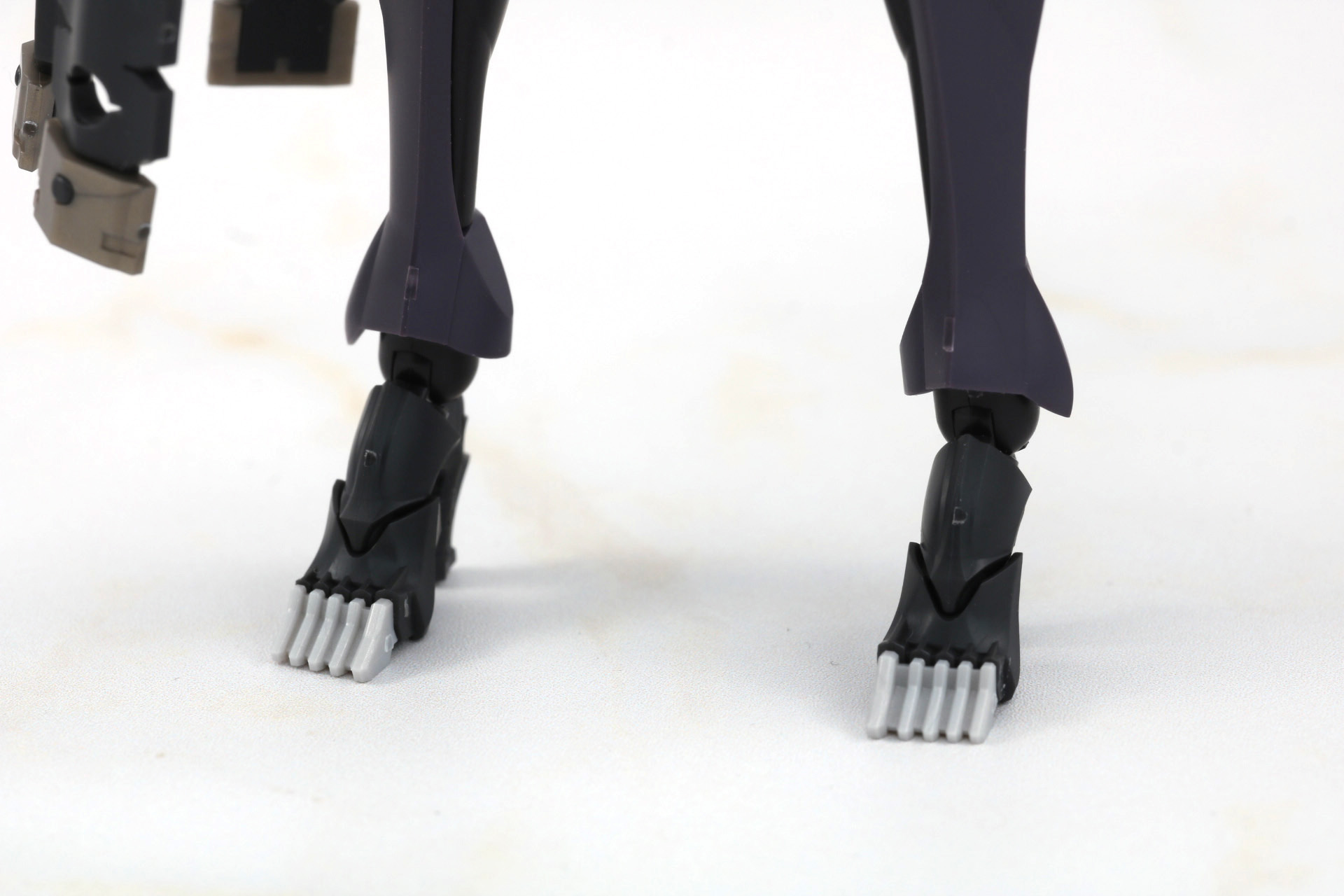 足先は細くヒールのついた造形ながら、しっかりと立たせることが可能