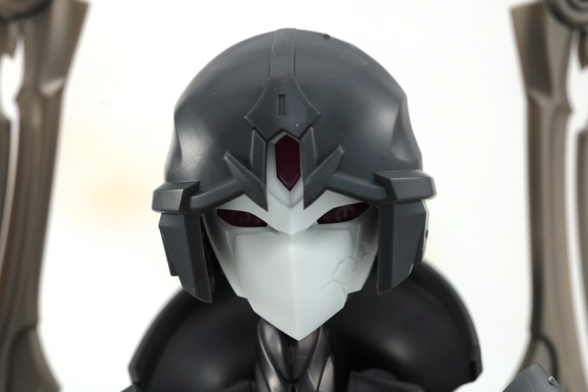 そして「ネクロフェイス」の顔といえるマスクにはヒビや眼球の力強さが感じられる