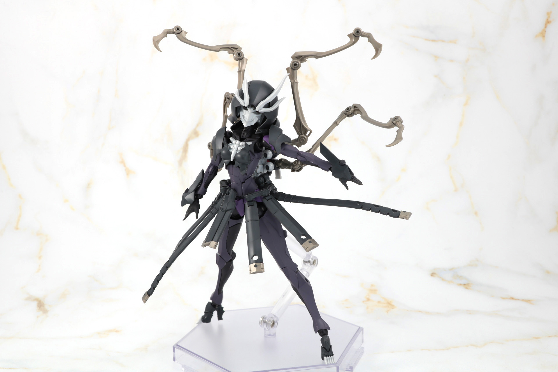 拡張義肢とサイドアーマーの可動で躍動感あるポーズを表現。別売りの「ニューフライングベース」でさらにアクションの幅が広がる