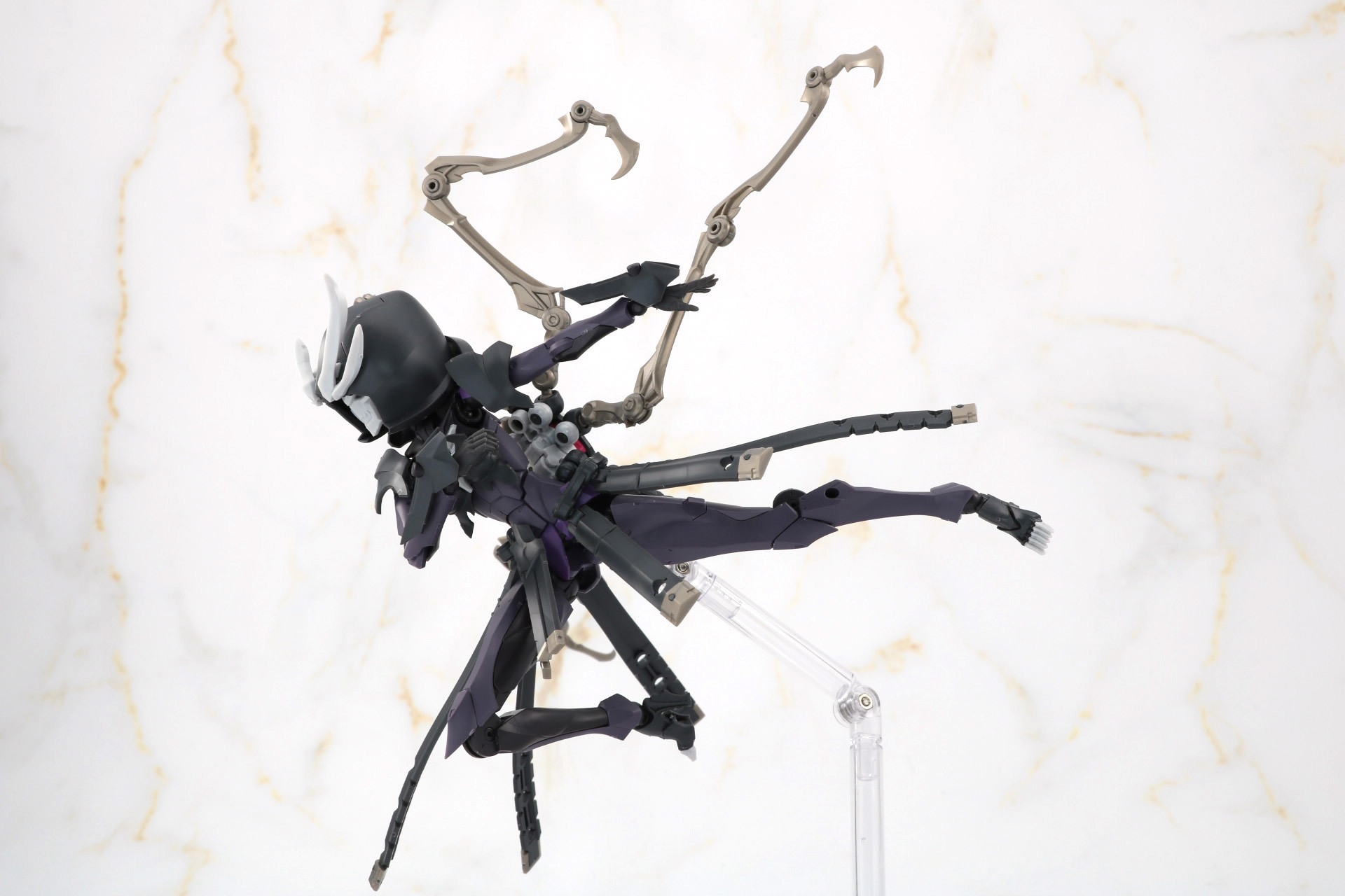 手足を大きく動かしつつ、アーマーのなびき、拡張義肢の展開でダイナミックに映える