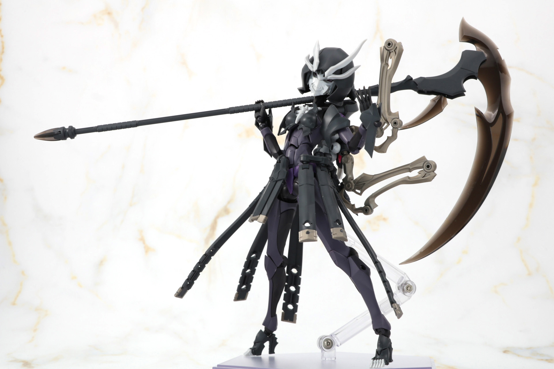 「カース・リーパー」を担いだポーズも可能