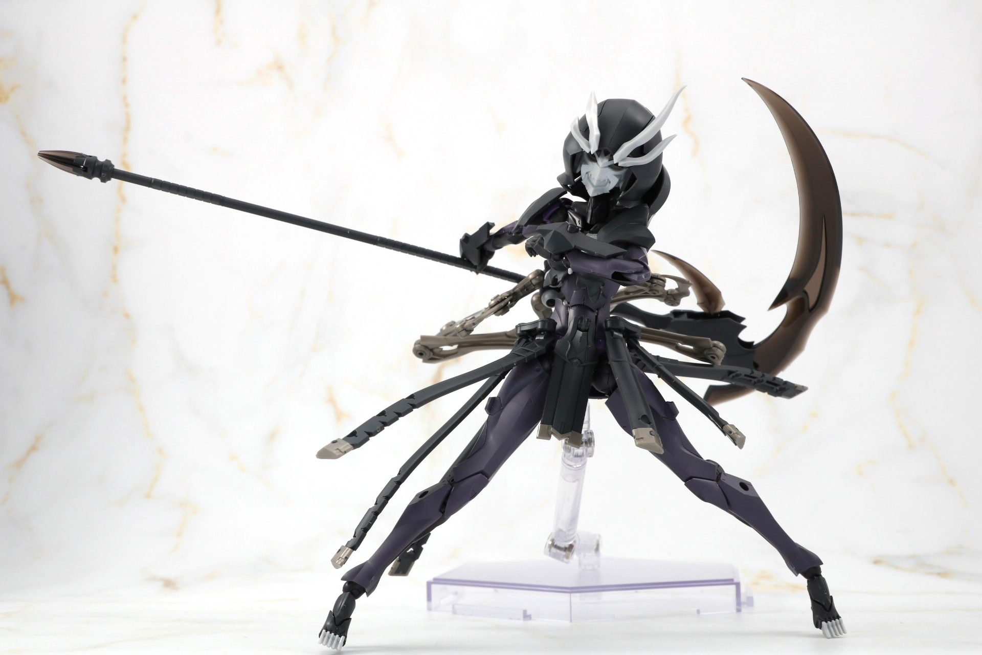 拡張義肢の可動で「カース・リーパー」を背面に回すことも可能