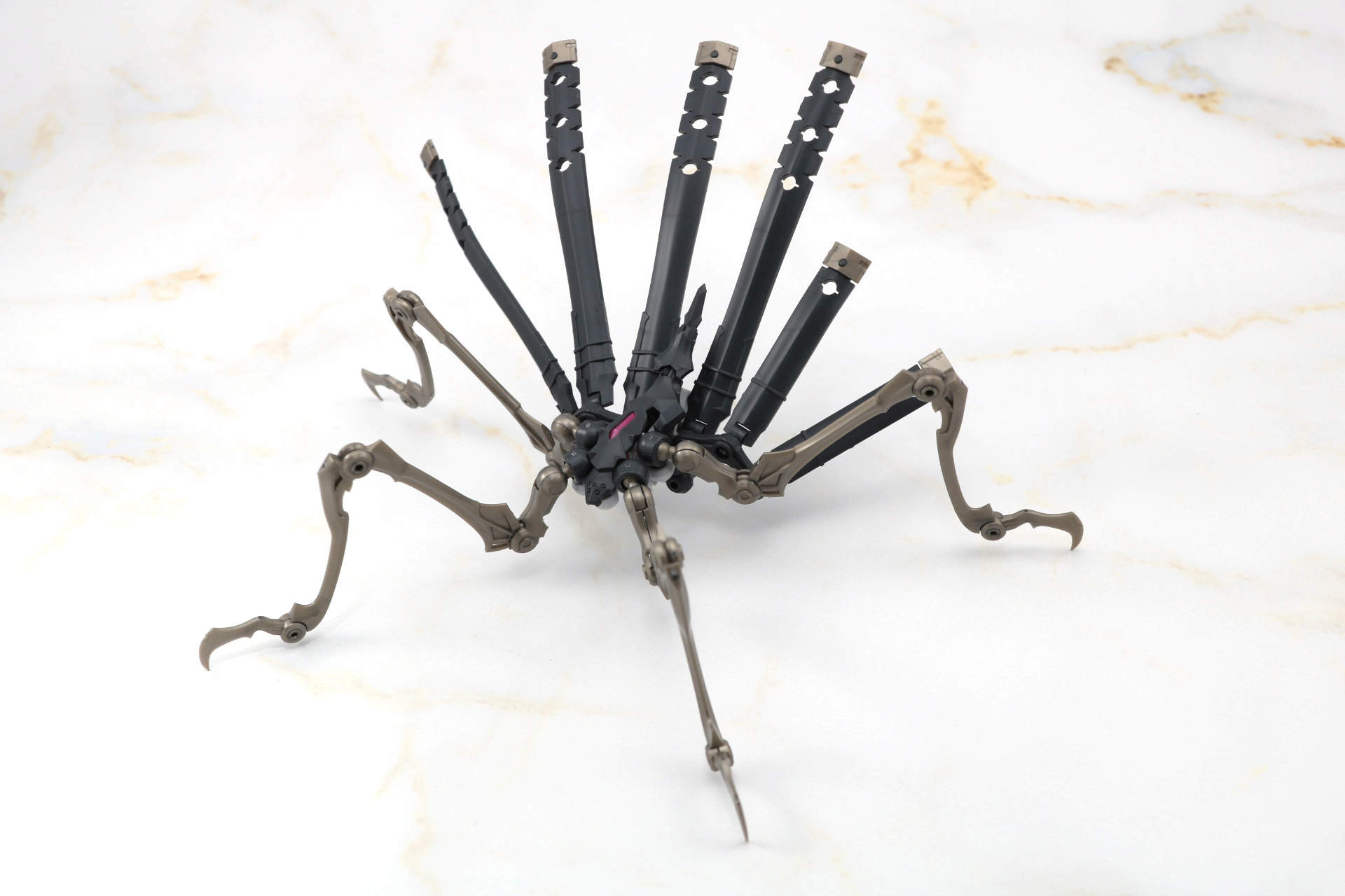 背部ユニット、サイドアーマー、拡張義肢でムシ型の使い魔を表現可能