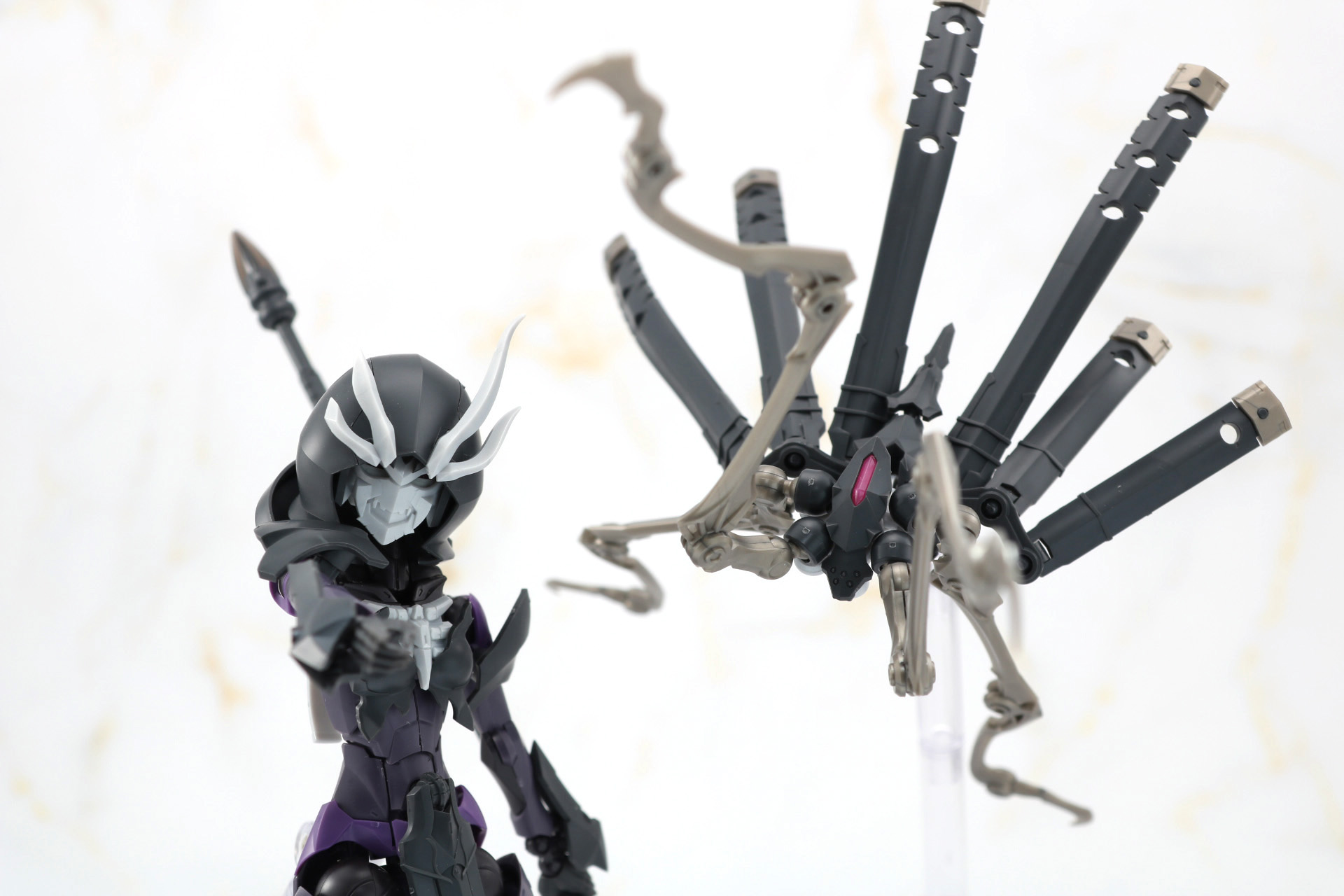 手甲パーツには別売りの「メガロマリア シーカー」のヒステリアブレードを装着することが可能