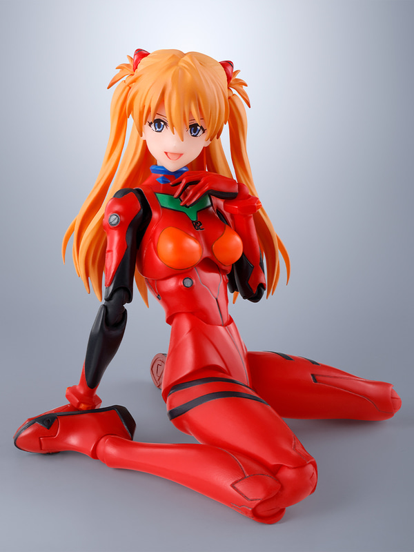 「S.H.Figuarts 綾波レイ」（別売り）と一緒に飾りやすいように、ハニカム形状のクリアレッドの専用台座も付属