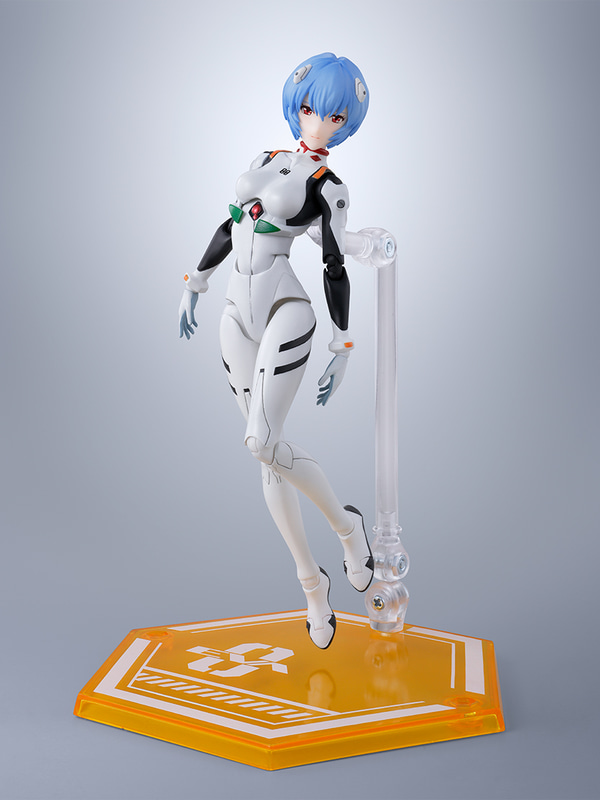 「S.H.Figuarts 式波・アスカ・ラングレー」（別売り）と一緒に飾りやすいように、ハニカム形状のクリアイエローの専用台座も付属