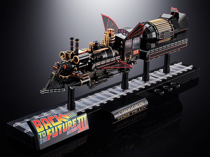 動輪の変形と一部ウイングパーツの差し替えにより、飛行モードも再現。台座に配置されているタイプライター型キーでのモード切替により、本体下に配置されたLEDも発光し劇中の噴射を再現