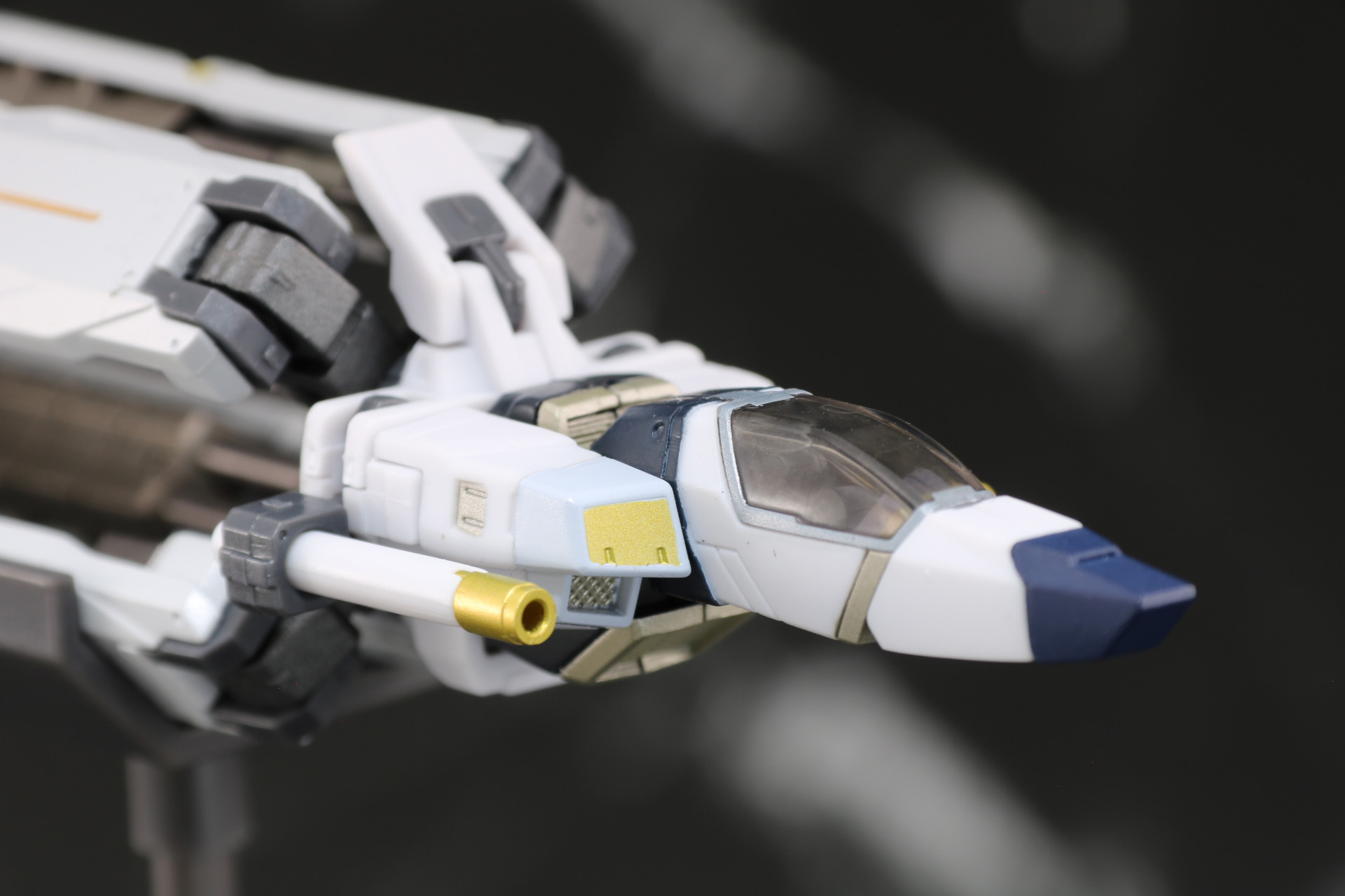 本体左右のパーツにビーム・サーベルの柄を装着