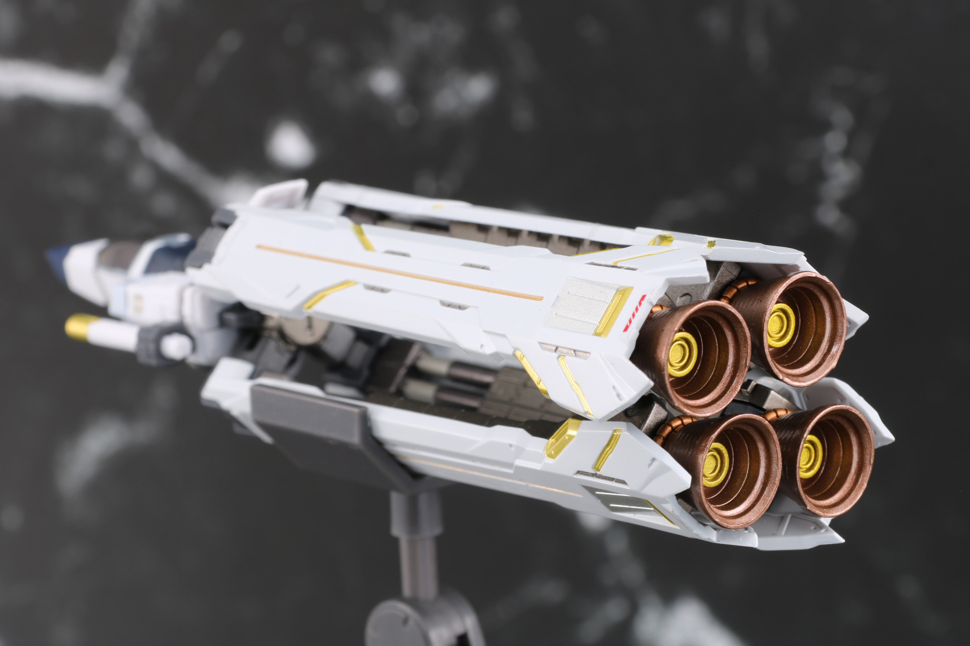 本体左右のパーツにビーム・サーベルの柄を装着